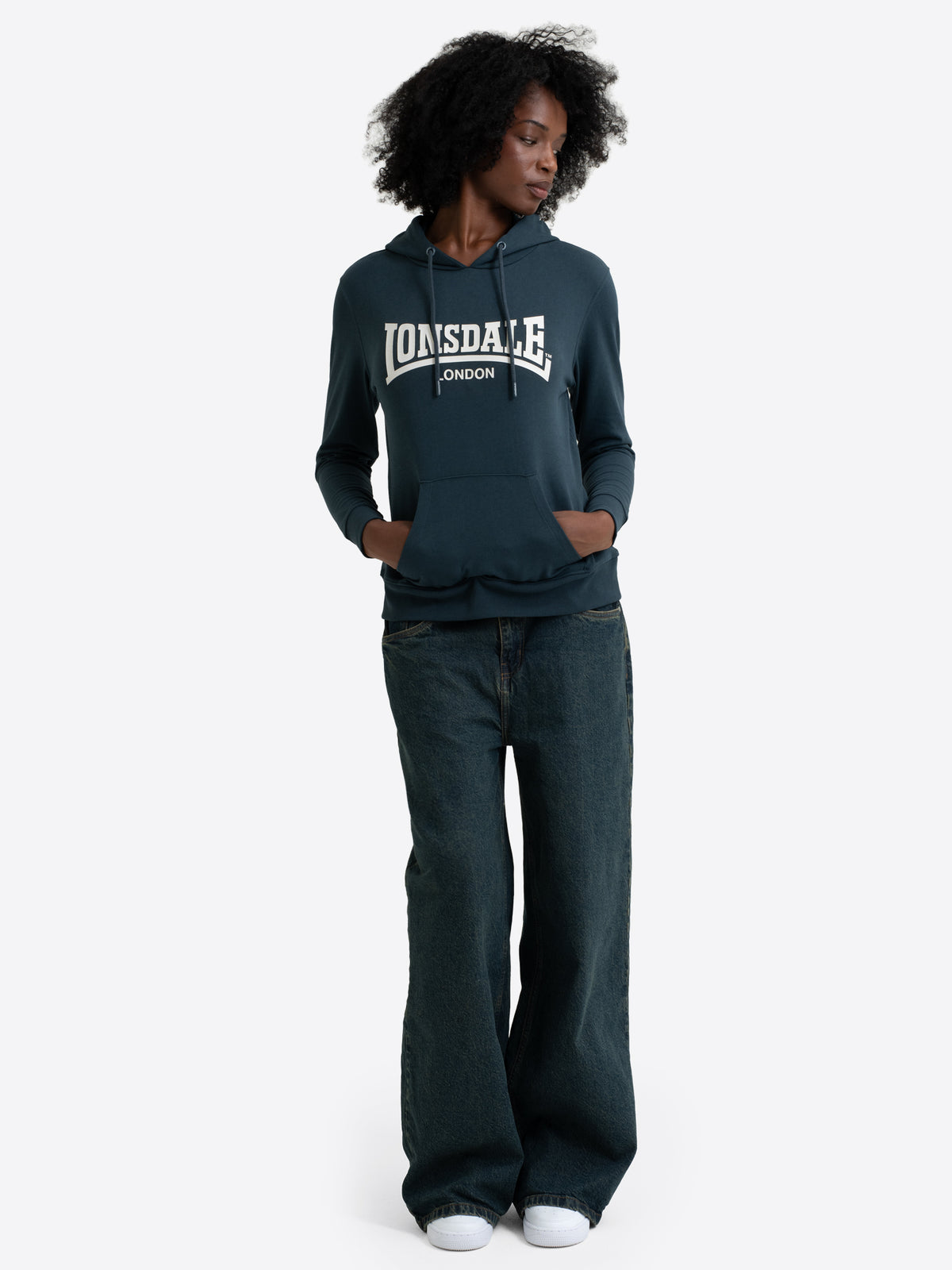 Dunkelblaues Lonsdale Damen-Kapuzensweatshirt mit weissem Logo-Aufdruck und Kaengurutasche.