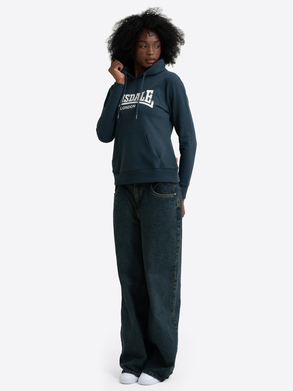 Dunkelblaues Lonsdale Damen-Kapuzensweatshirt mit weissem Logo-Aufdruck und Kaengurutasche.