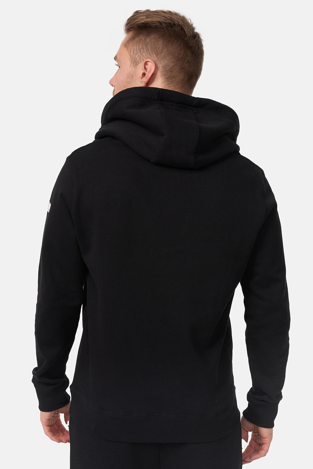 Rückansicht des schwarzen Lonsdale Hoodies 117031 mit Fokus auf die schmale Passform und die Kapuze.