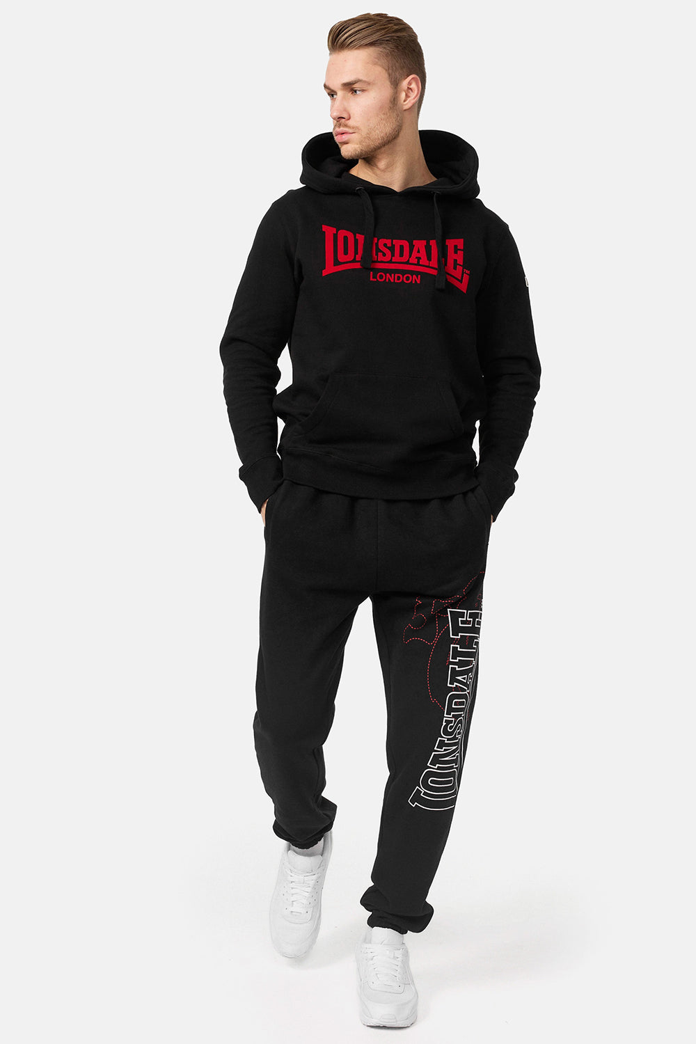 Lonsdale 117031 Herren Kapuzensweatshirt in Schwarz, Slim Fit Passform mit Logo-Flockdruck und Kängurutasche.