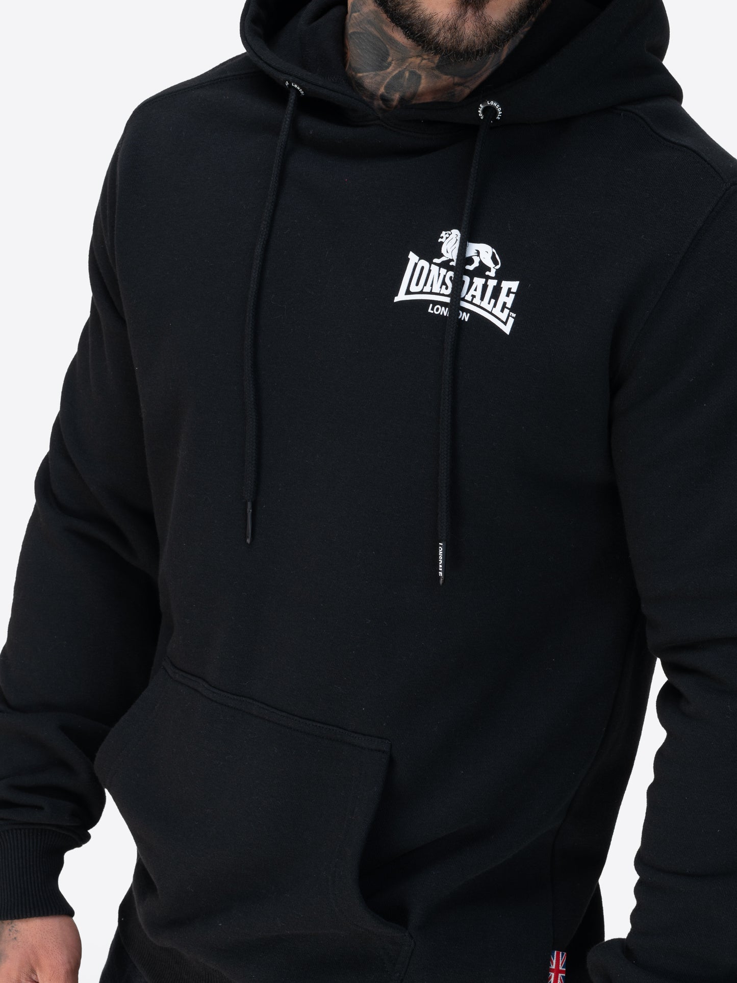 in schmaler Passform mit kleinem weissen Logo auf der Brust und Kängurutasche.