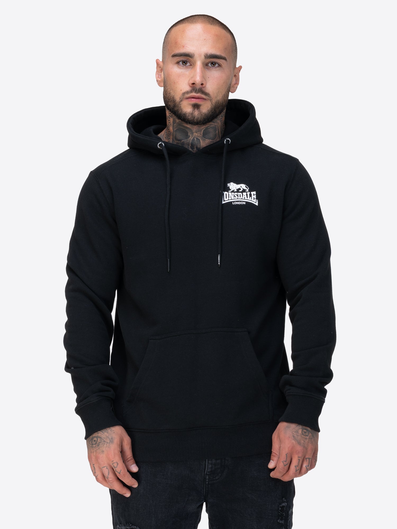 Schwarzer Lonsdale Herren-Hoodie in schmaler Passform mit kleinem weissen Logo auf der Brust und Kängurutasche.