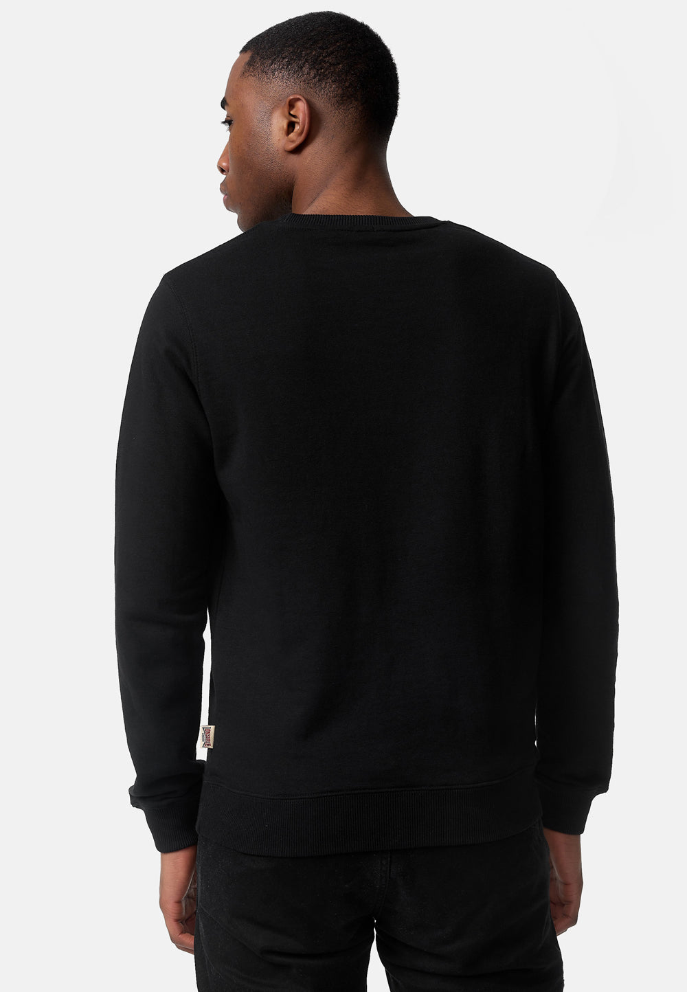Rückseite schwarzes Lonsdale Herren-Pullover ohne Kapuze, schmale Passform.