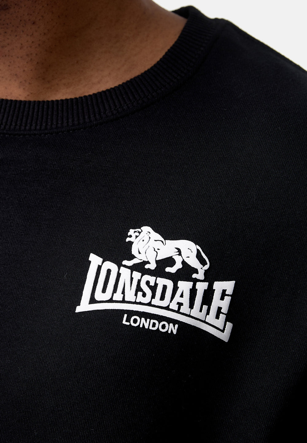 Lonsdale Logo Brust-Print in 3D-Optik auf schwarze Baumwoll-Sweatshirt.