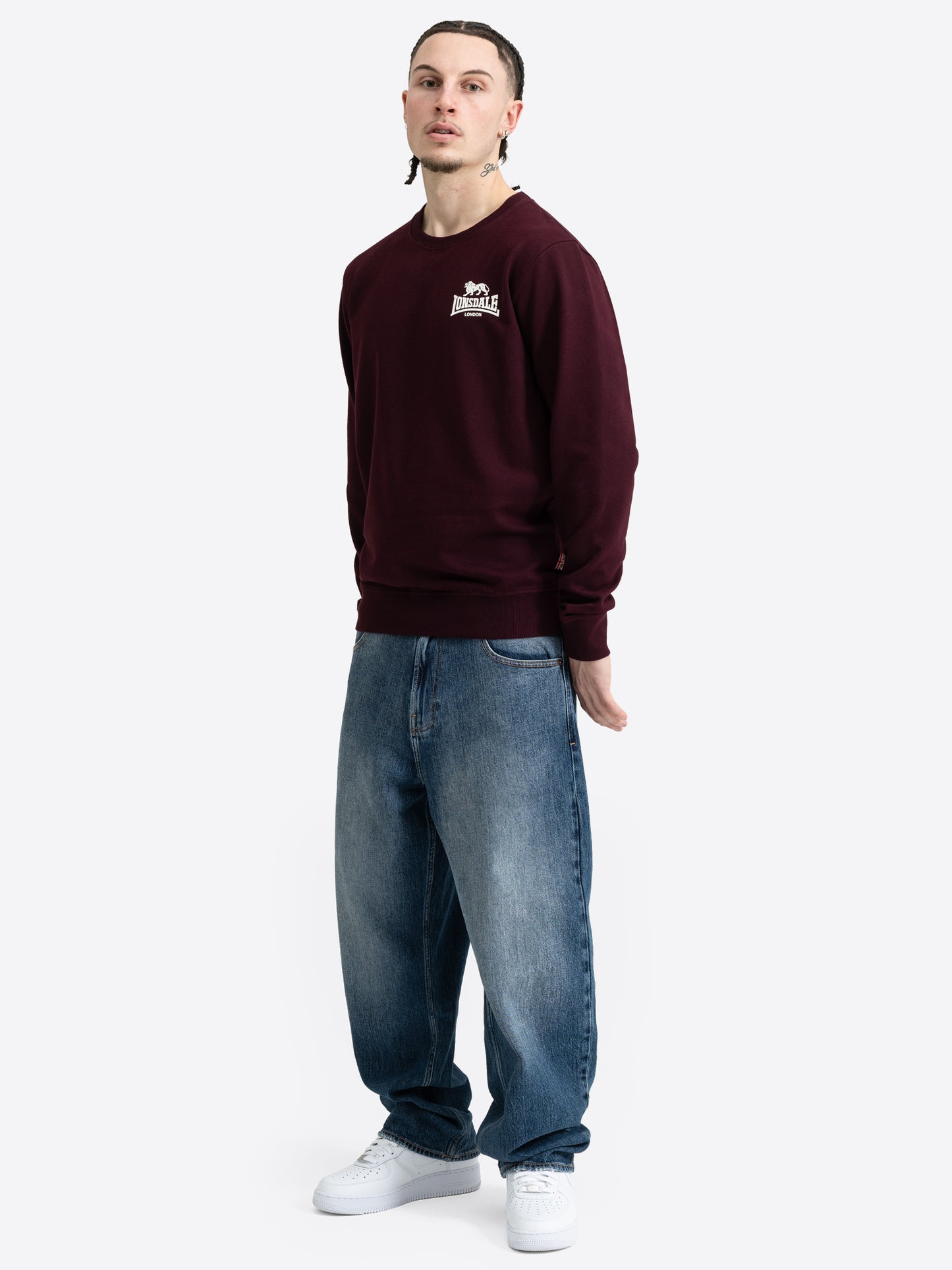 Weinrotes Lonsdale Herren-Sweatshirt mit Rundhals und kleinem Logo.