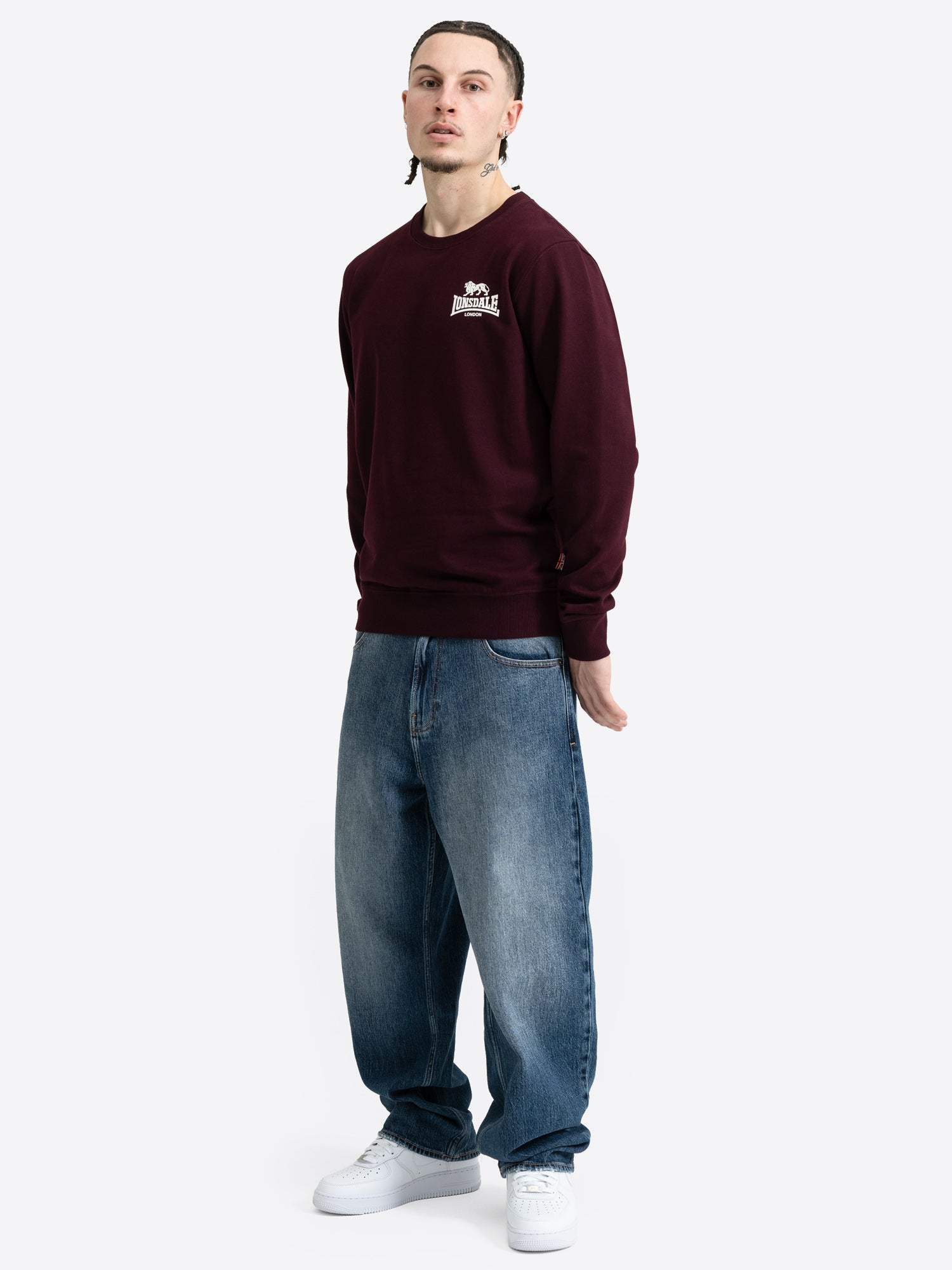Weinrotes Lonsdale Herren-Sweatshirt mit Rundhals und kleinem Logo.