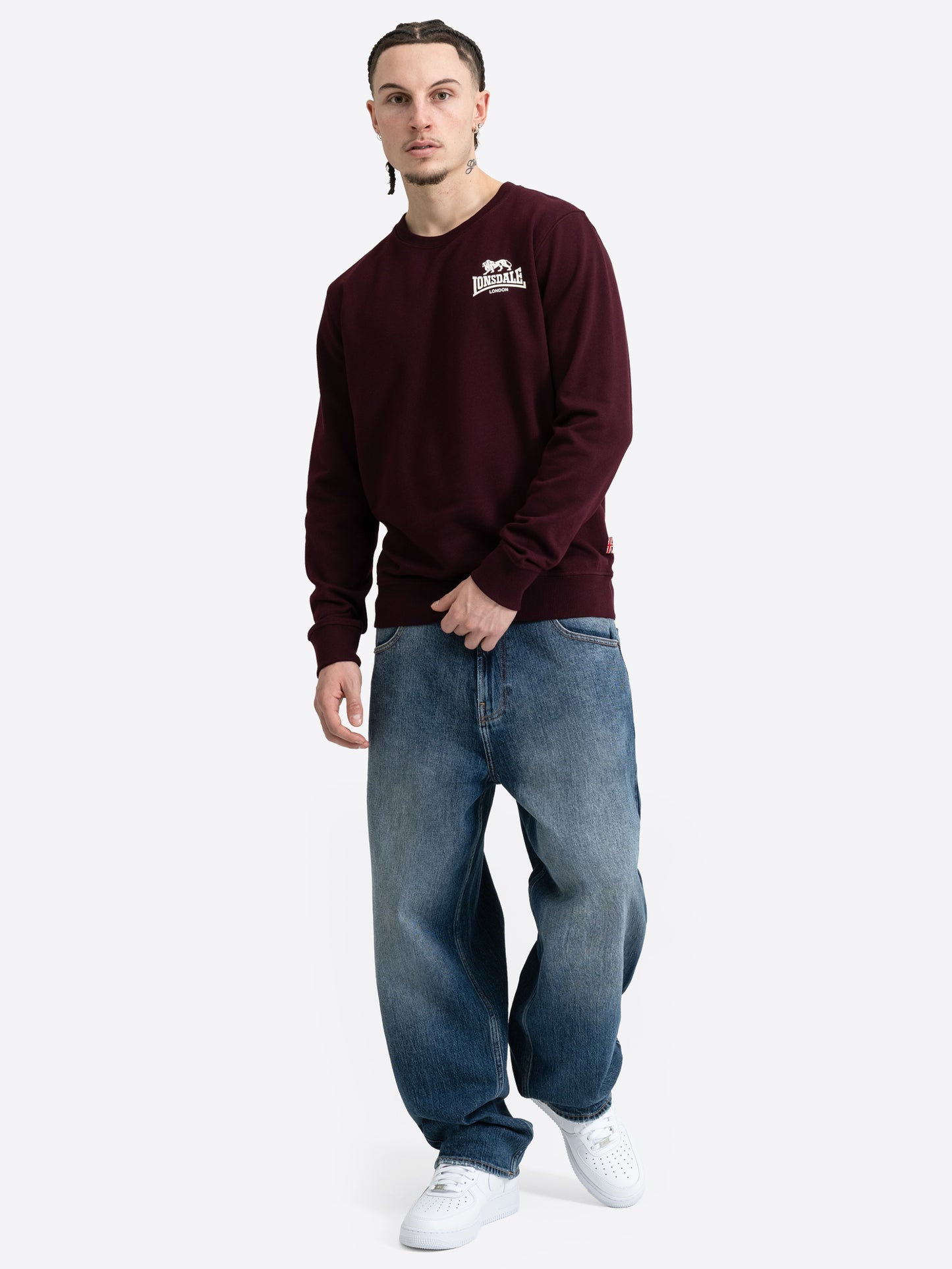 Weinrotes Lonsdale Herren-Sweatshirt mit Rundhals und kleinem Logo.