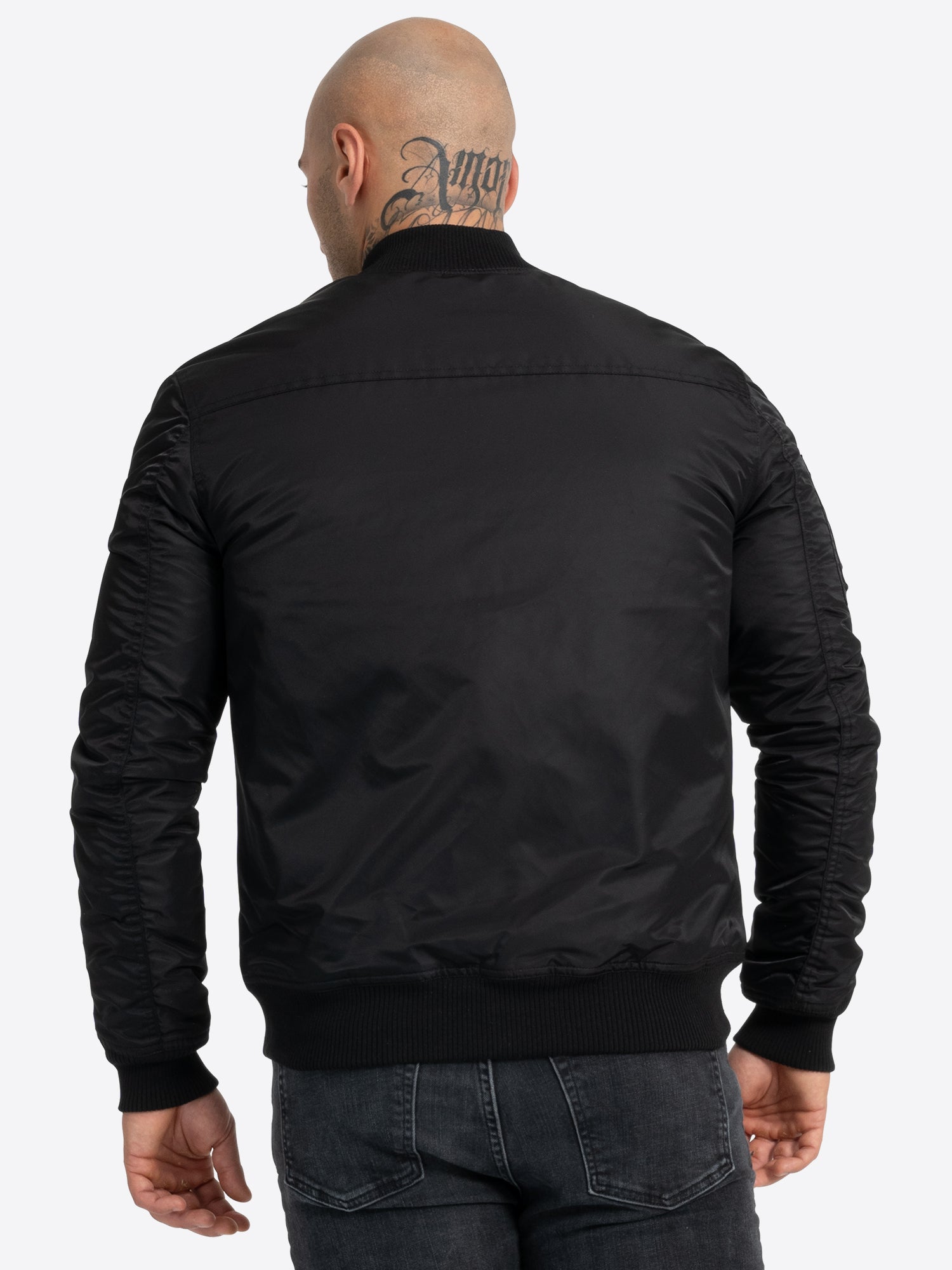 Rückansicht der schwarzen Lonsdale Herren-Bomberjacke im Slim-Fit-Schnitt.