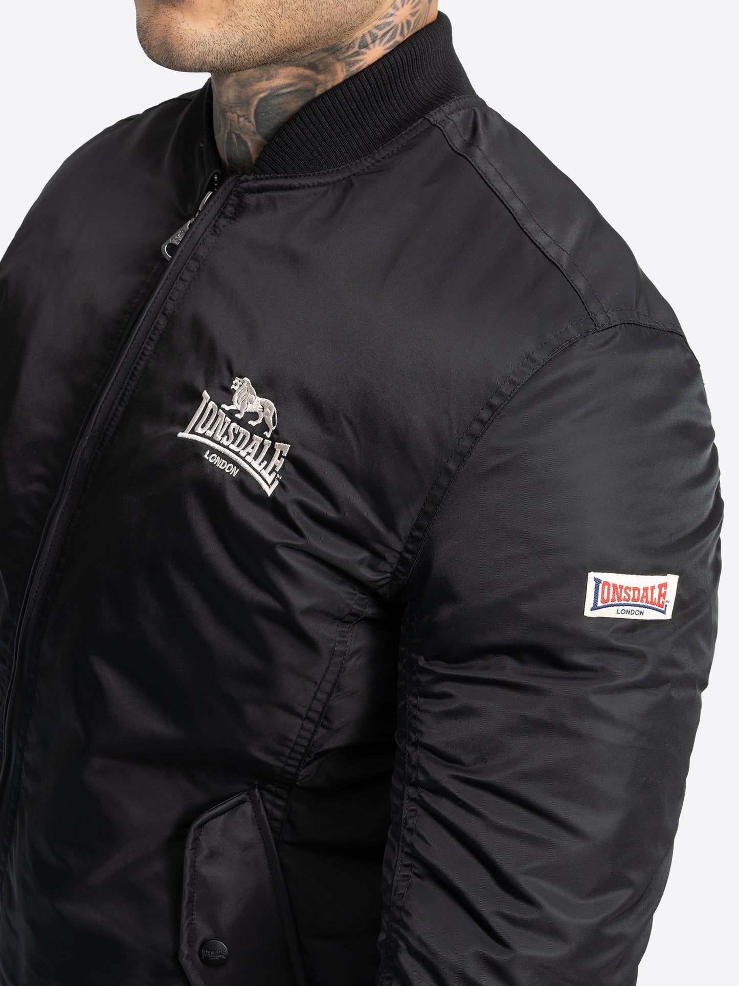 Schwarze Lonsdale Herren-Bomberjacke mit weissem Logo-Stick auf der Brust.