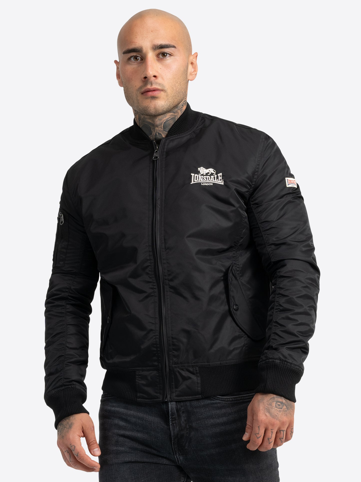 Schwarze Lonsdale Herren-Bomberjacke mit weissem Logo-Stick auf der Brust.