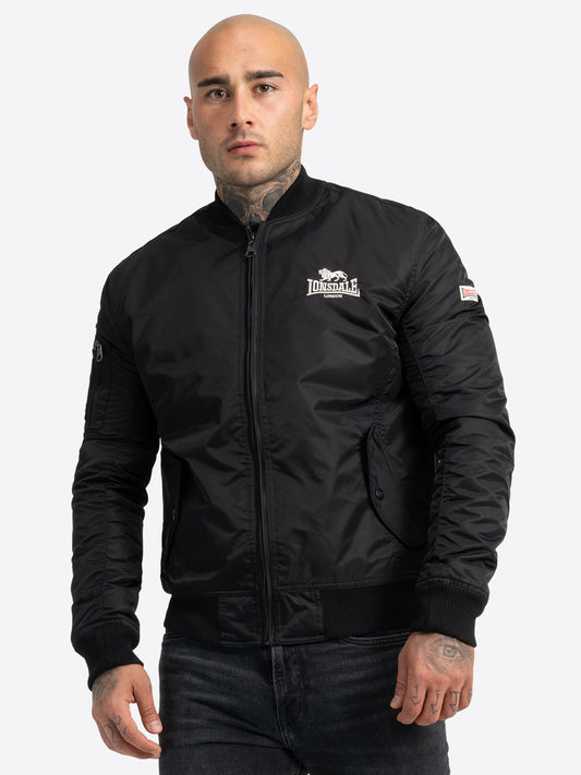 Schwarze Lonsdale Herren-Bomberjacke mit weissem Logo-Stick auf der Brust.