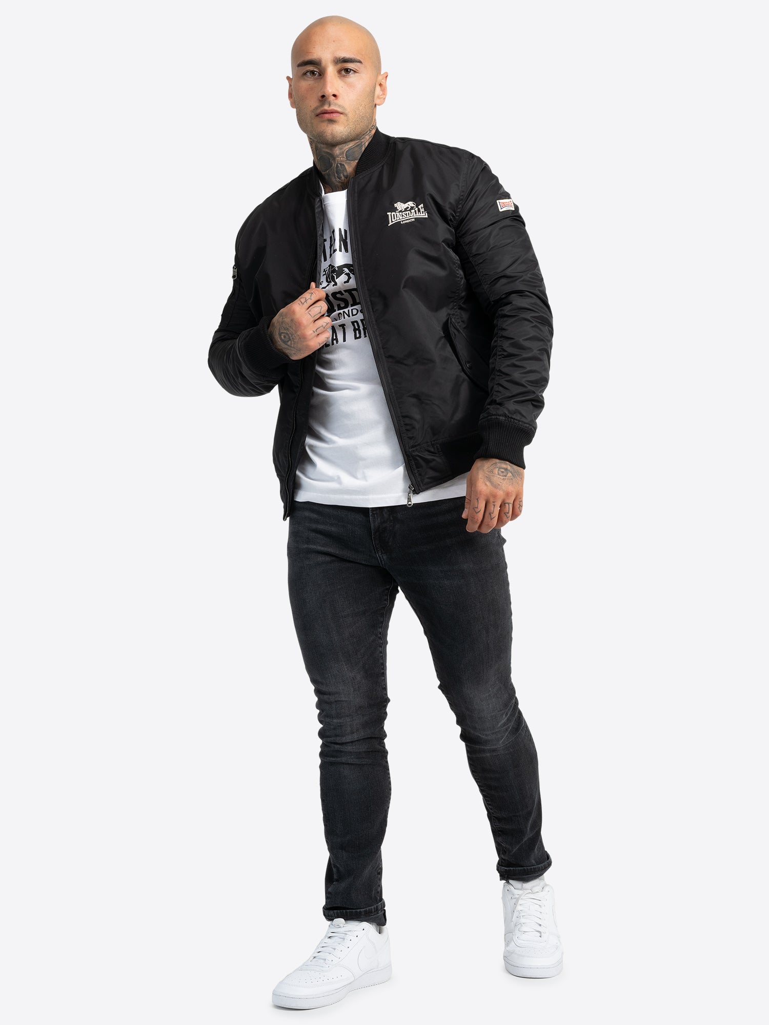Schwarze Lonsdale Herren-Bomberjacke mit weissem Logo-Stick auf der Brust.