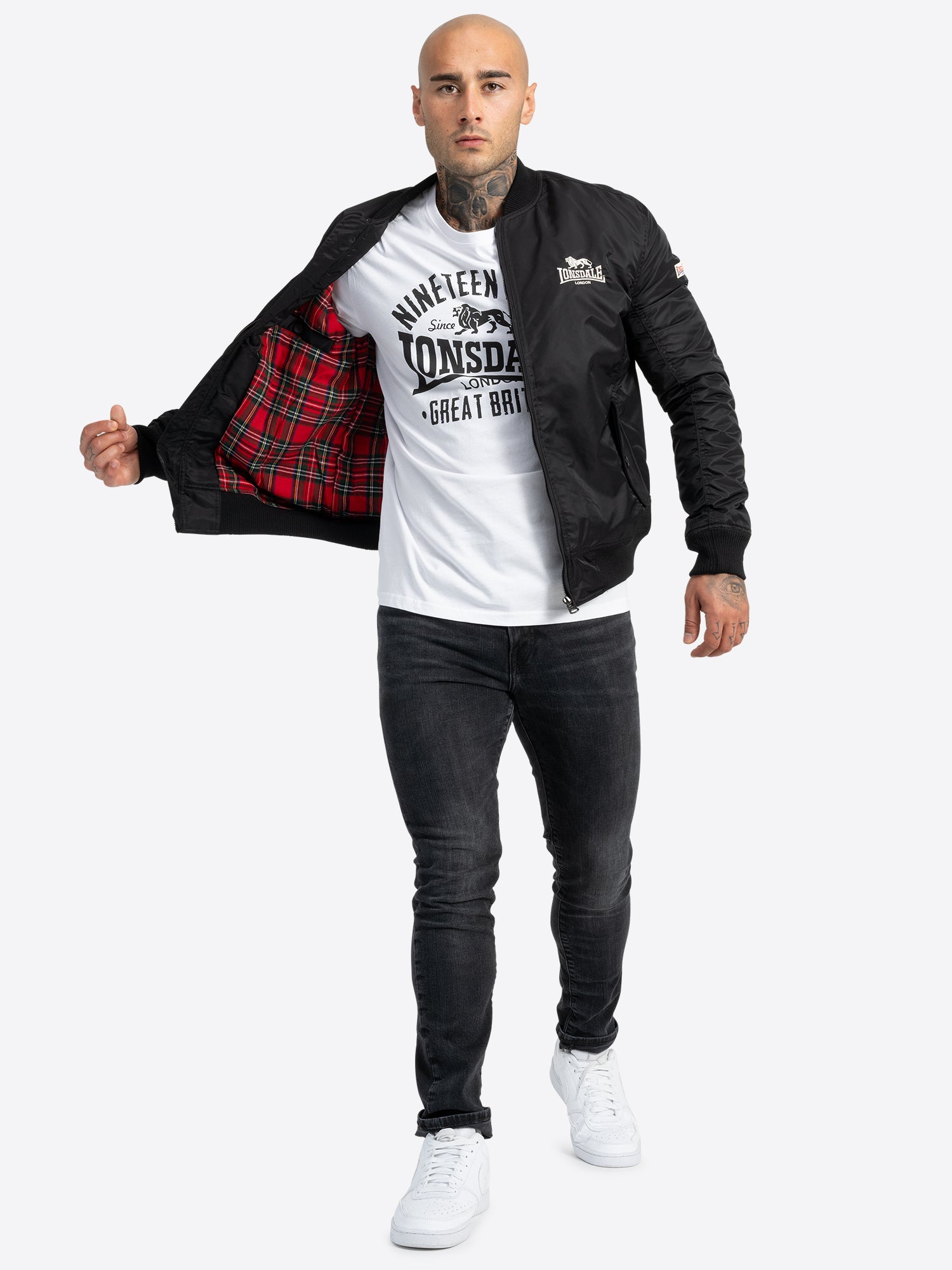 Schwarze Lonsdale Herren-Bomberjacke mit weissem Logo-Stick auf der Brust.