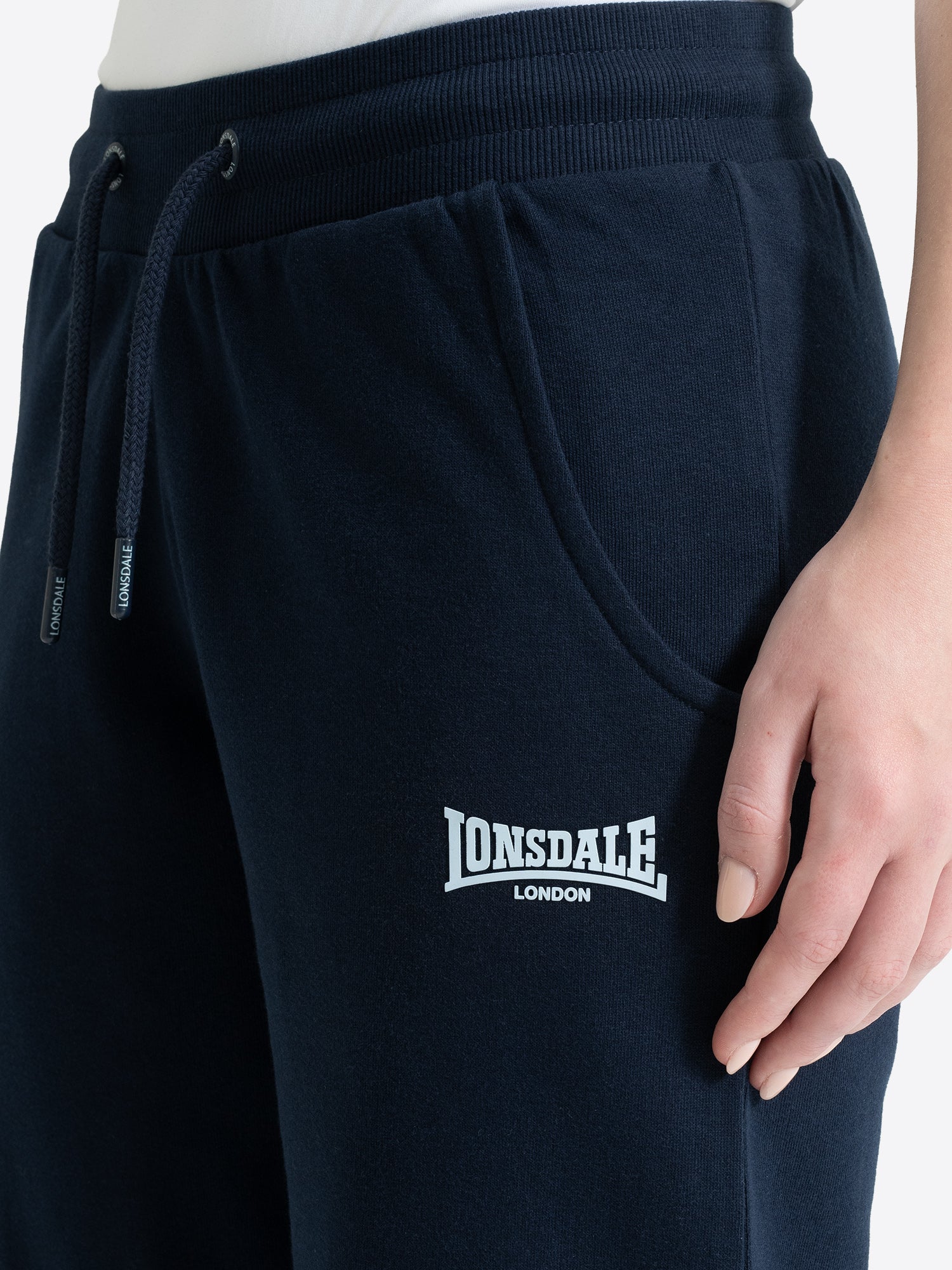 Nahaufnahme vom Lonsdale London Logo-Druck auf der Jogginghose in Navy