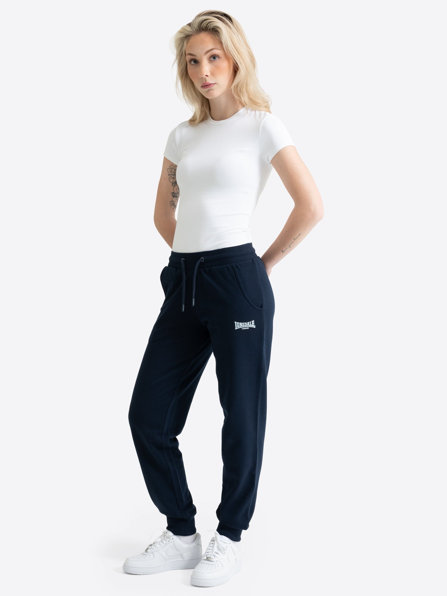  Lonsdale Damen-Jogginghose Navy mit weissem Logo-Druck und Kordelzug.