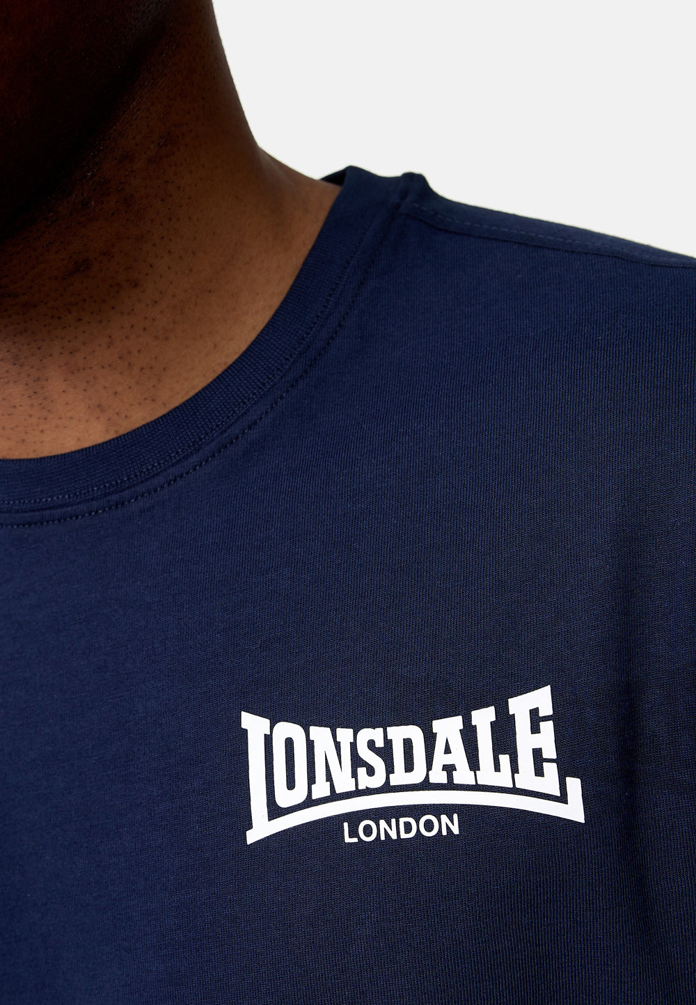 Detail des 3D-Logos auf dem Lonsdale Elmdon T-Shirt aus 100% gekämmter Baumwolle
