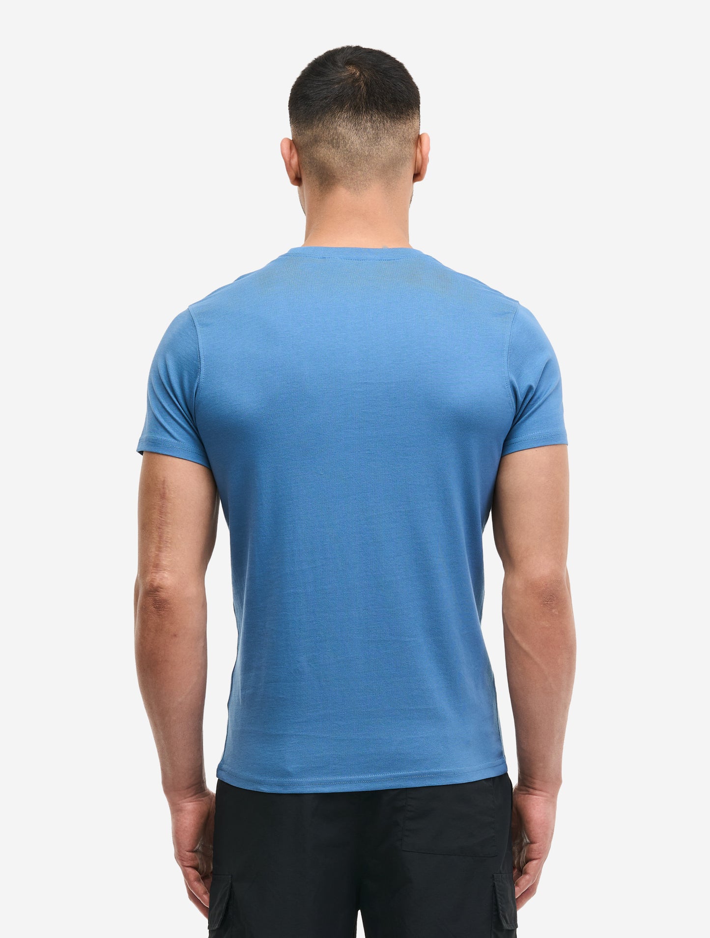 Rückansicht des blauen Lonsdale Elmdon T-Shirts aus 100% Baumwolle mit Fokus auf die sportliche Slim-Fit-Passform.