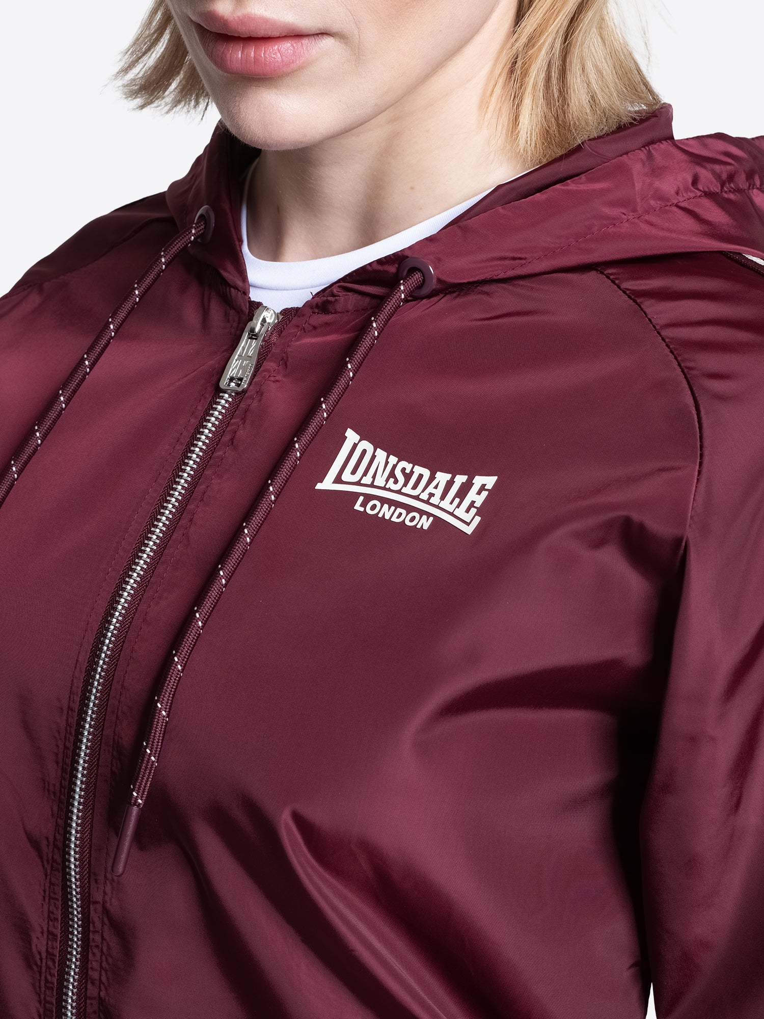 Lonsdale Damen Windjacke in Oxblood mit Kapuze, Reissverschluss und Logo, sportliches Design.