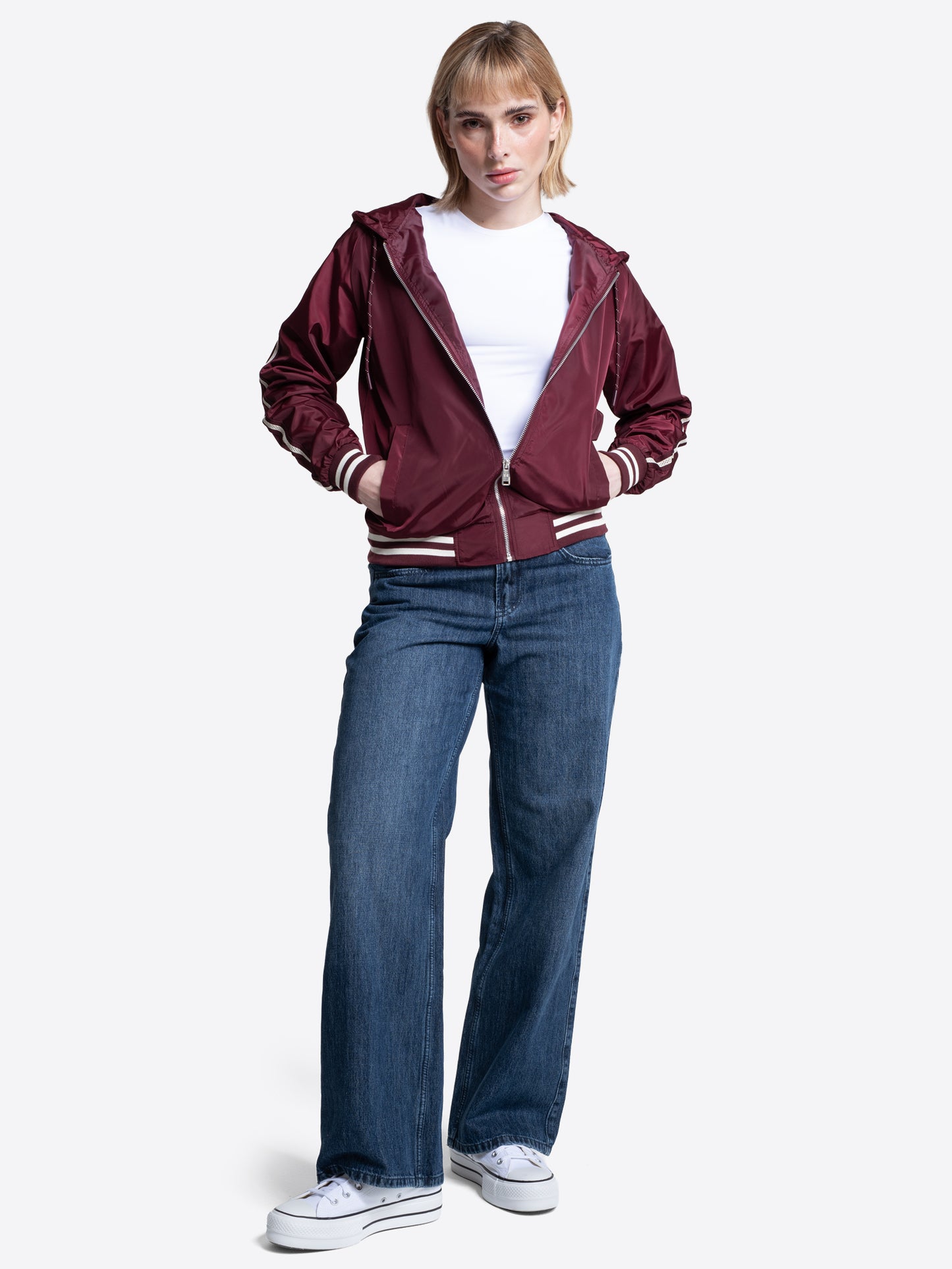 Lonsdale Damen Windjacke in Oxblood mit Kapuze, Reissverschluss und Logo, sportliches Design.
