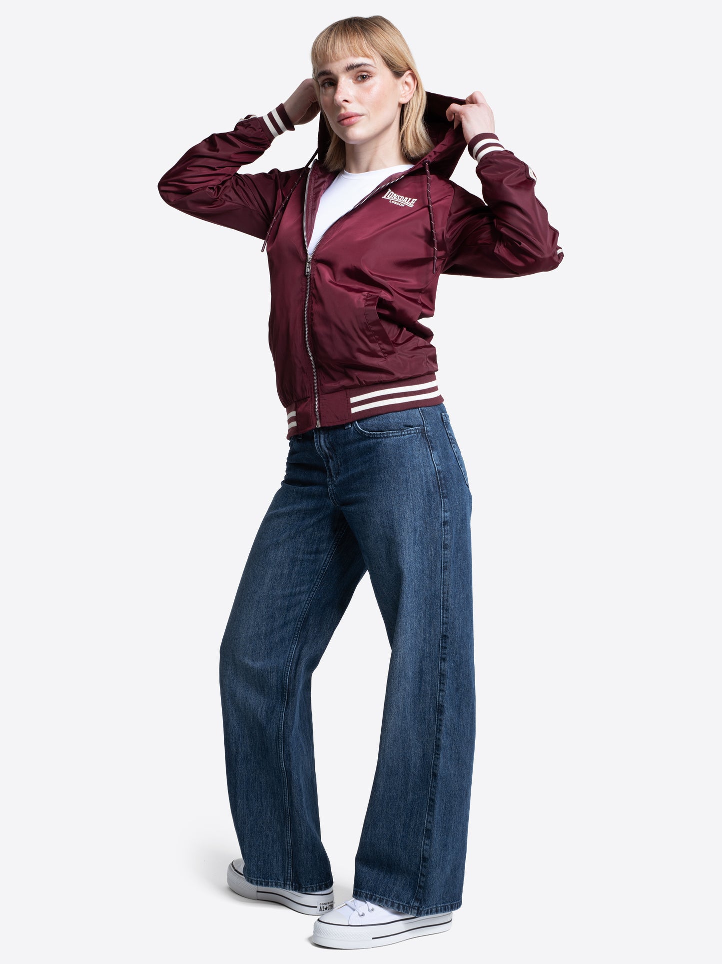 Lonsdale Damen Windjacke in Oxblood mit Kapuze, Reissverschluss und Logo, sportliches Design.