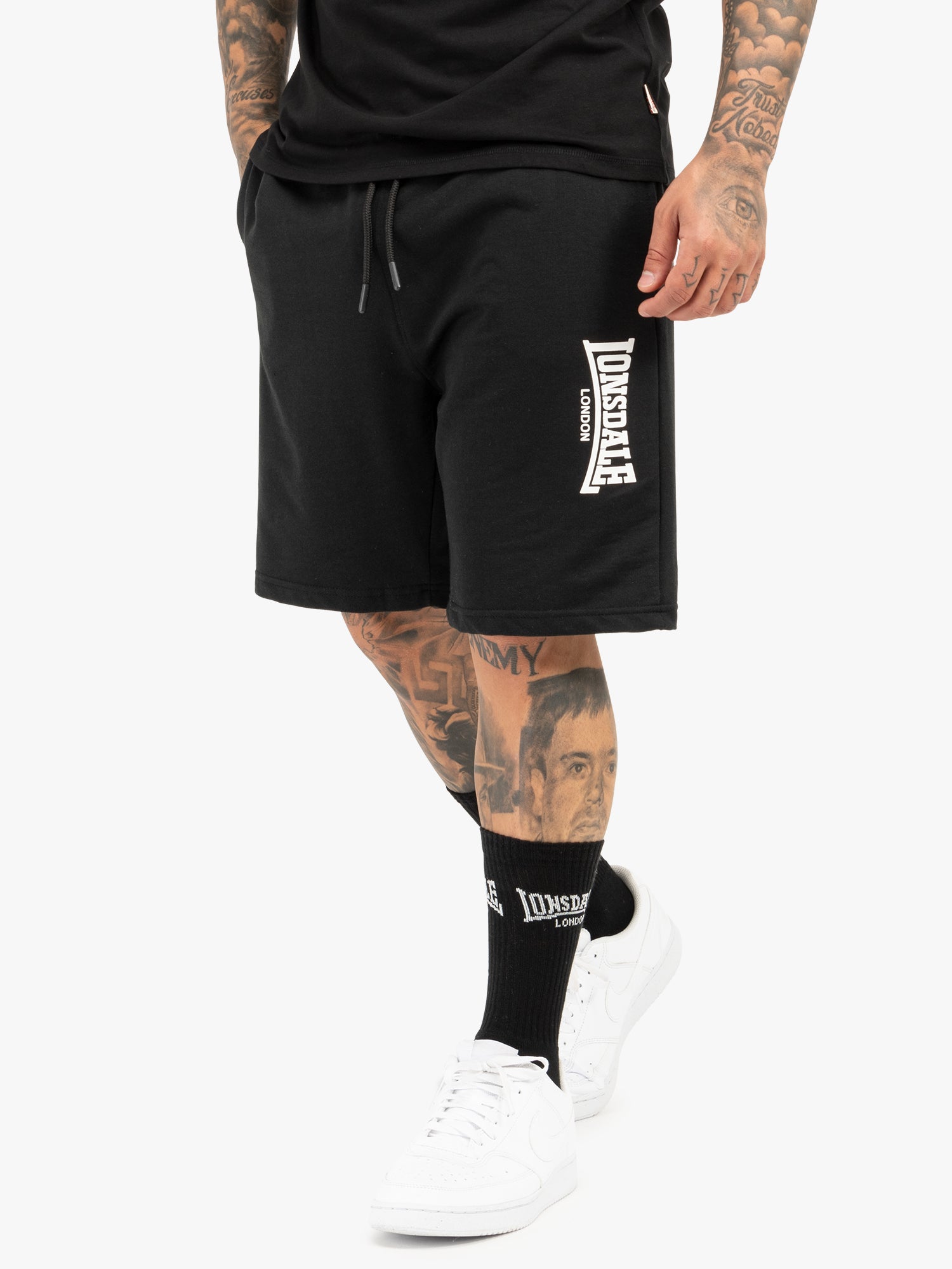 Lonsdale Shorts mit 3D-Logo auf dem linken Bein, seitlichen Nahttaschen und aufgesetzter Gesässtasche.