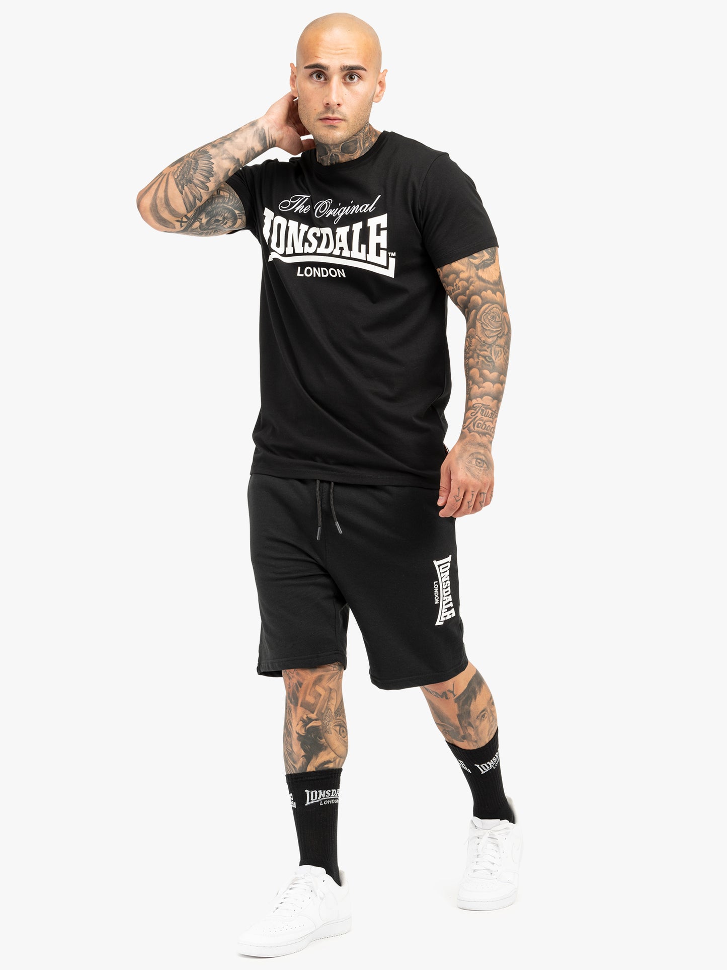 Lonsdale Shorts mit 3D-Logo auf dem linken Bein, seitlichen Nahttaschen und aufgesetzter Gesässtasche.