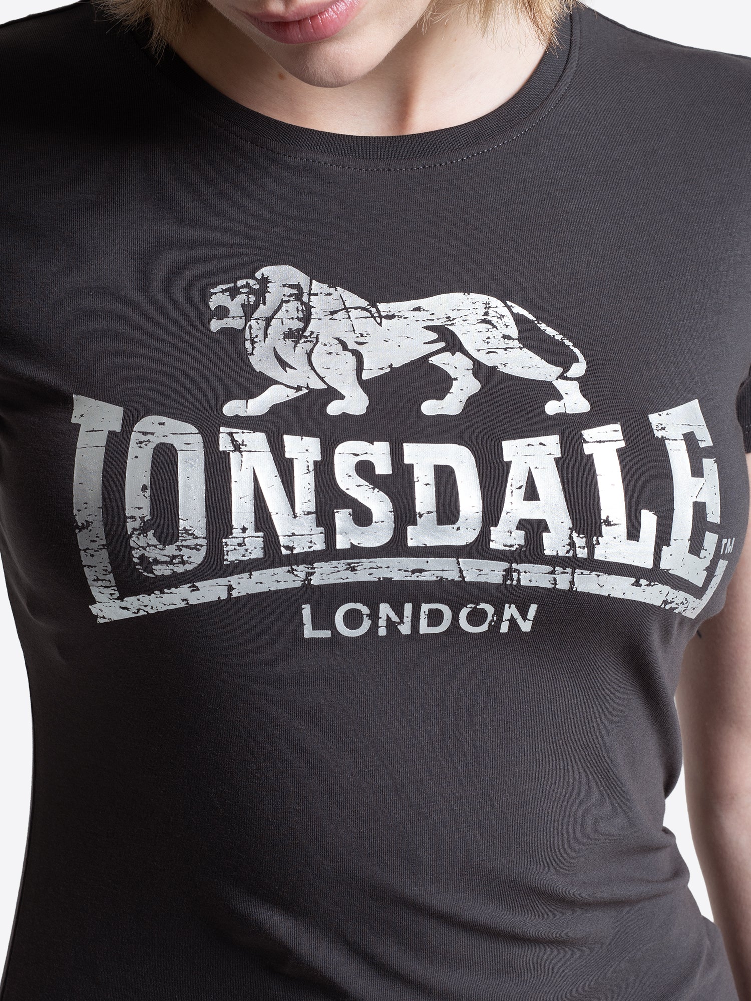 Weisser Lonsdale Logo-Print in Cracked-Optik auf anthracite Jersey-Stoff, Detailansicht.