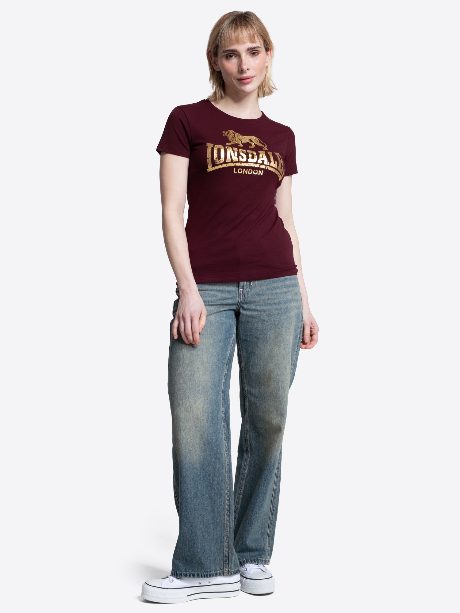 Lonsdale London Damen T-Shirt in Oxblood mit goldfarbenem Logo-Druck im Vintage-Stil.