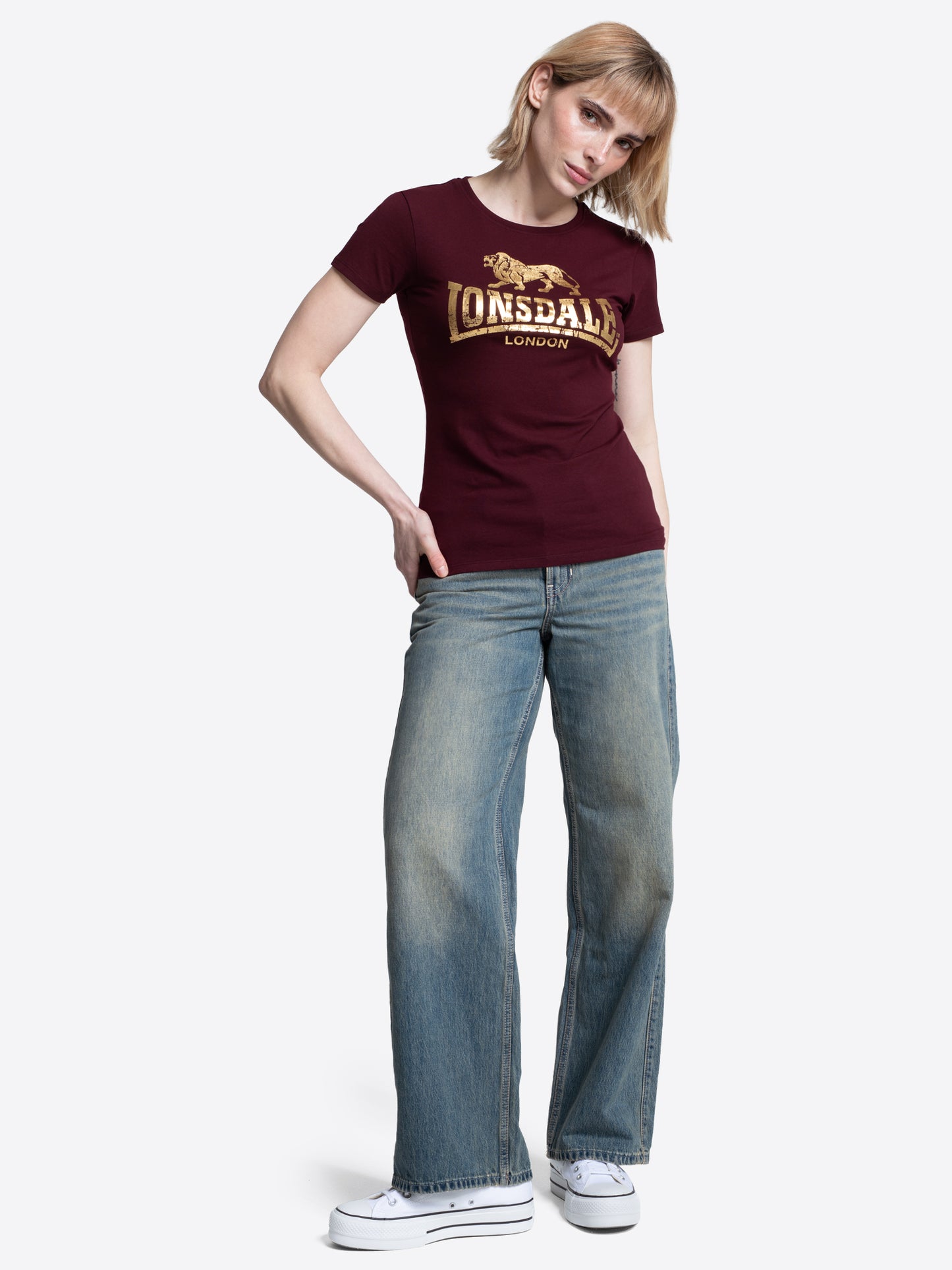 Lonsdale London Damen T-Shirt in Oxblood mit goldfarbenem Logo-Druck im Vintage-Stil.