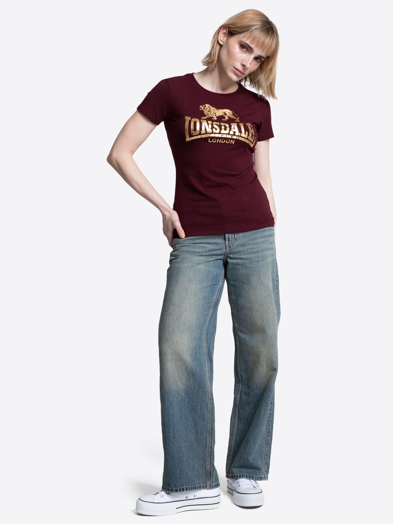 Lonsdale London Damen T-Shirt in Oxblood mit goldfarbenem Logo-Druck im Vintage-Stil.