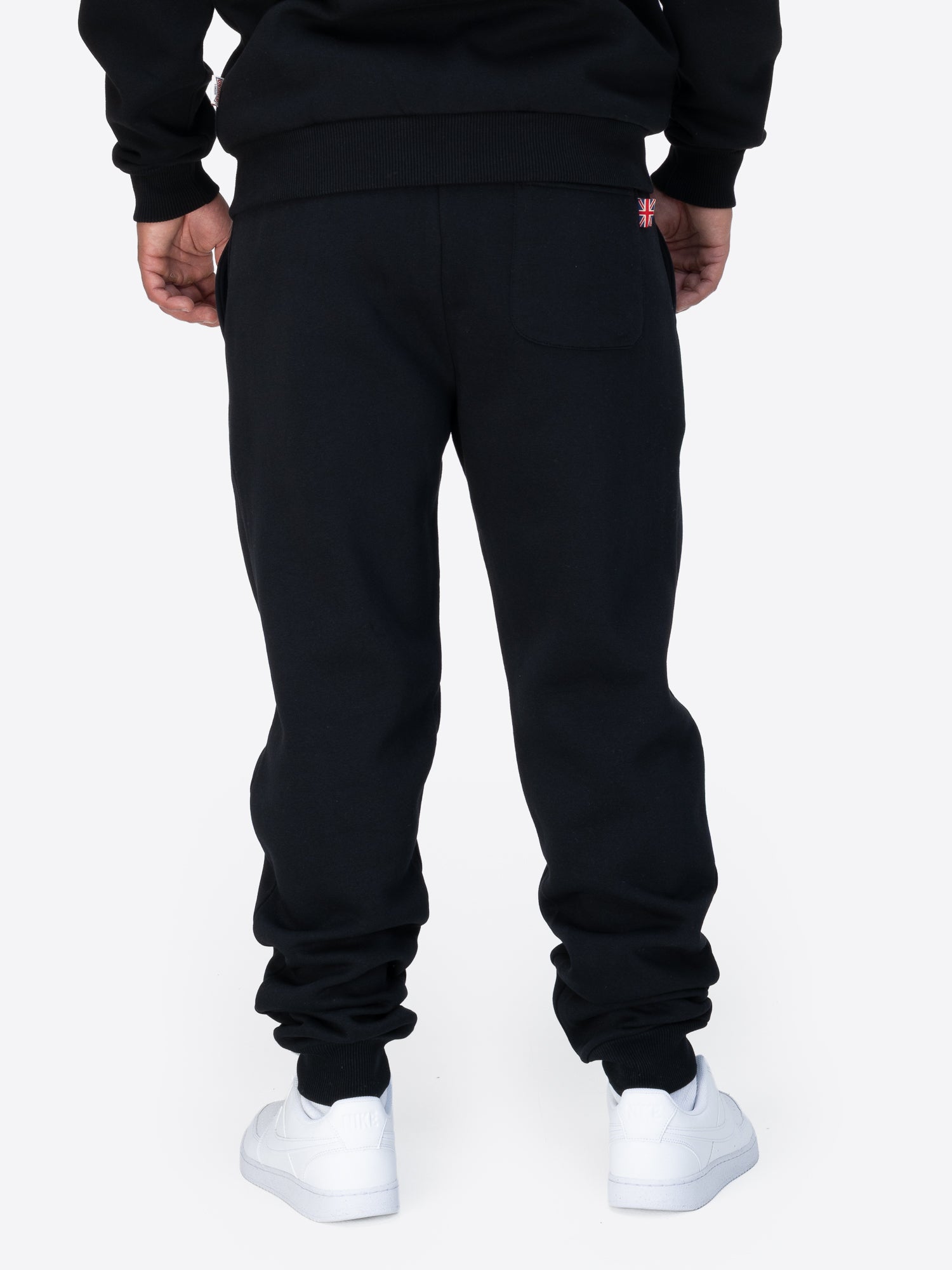 Lonsdale Jogginghose aus weichem Baumwollmaterial mit Lonsdale-Logo auf dem Bein.