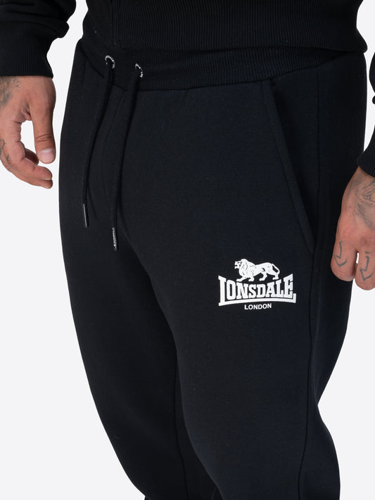 Lonsdale Jogginghose aus weichem Baumwollmaterial mit Lonsdale-Logo auf dem Bein.
