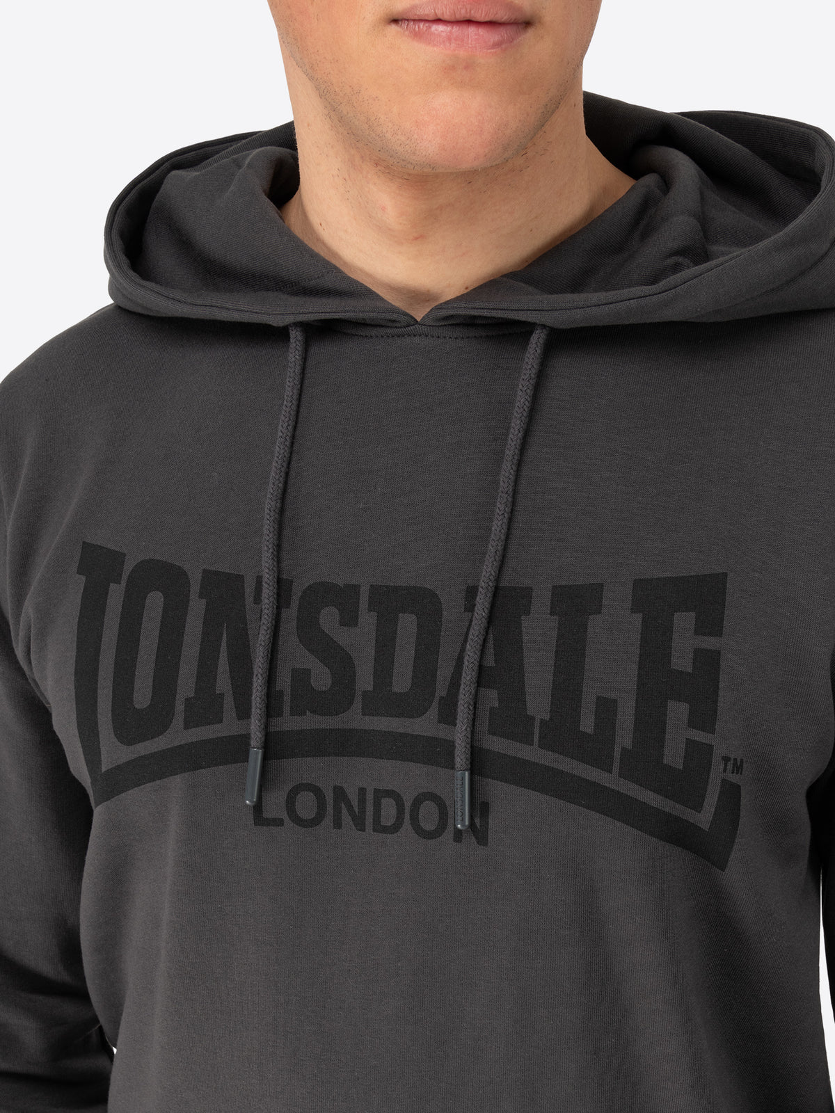 Nahaufnahme des Lonsdale London Logo-Prints auf der Brust des dunkelgrauen Hoodies.