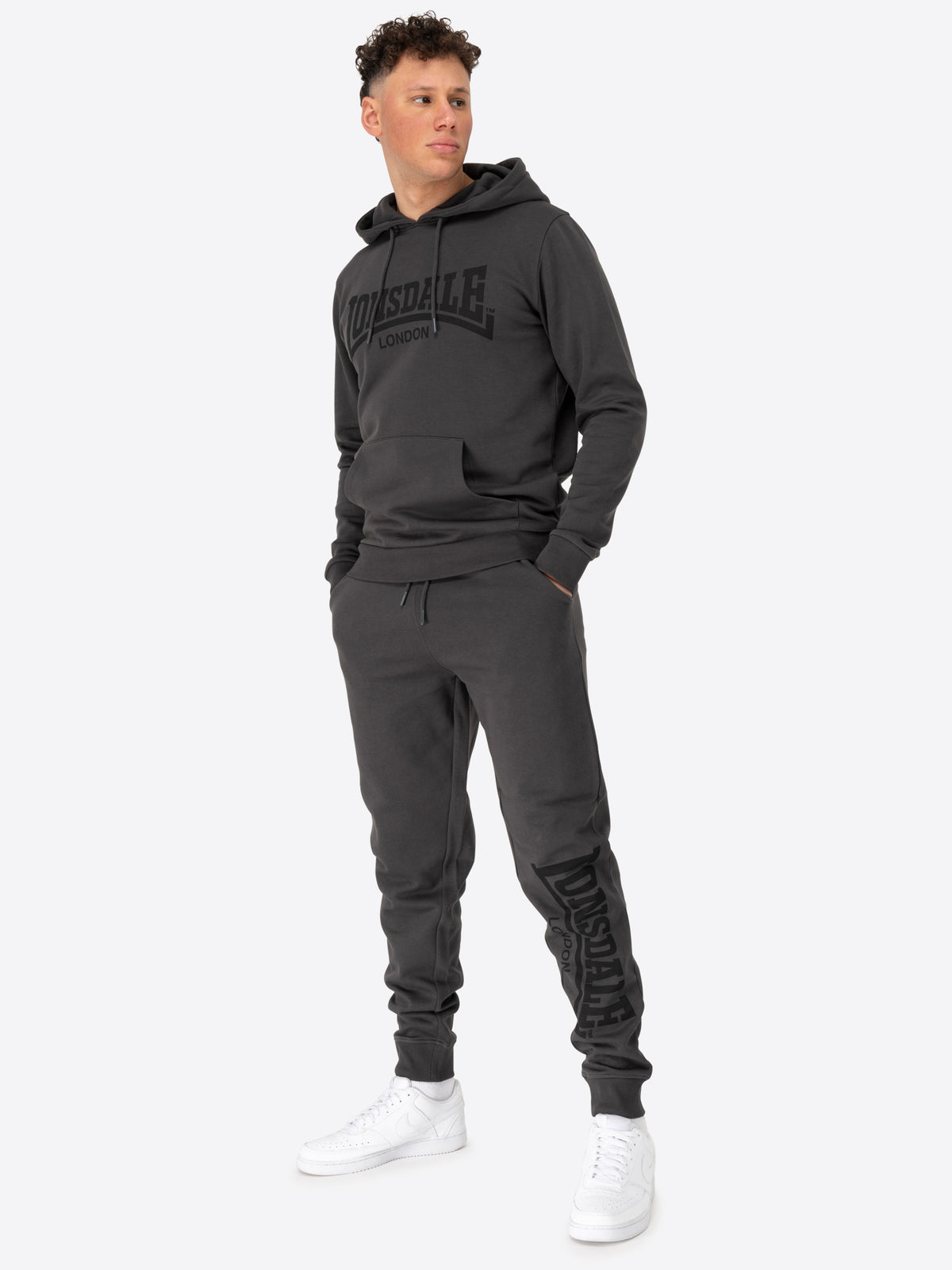 Dunkelgrauer Lonsdale Herren-Trainingsanzug mit Hoodie und Jogginghose.