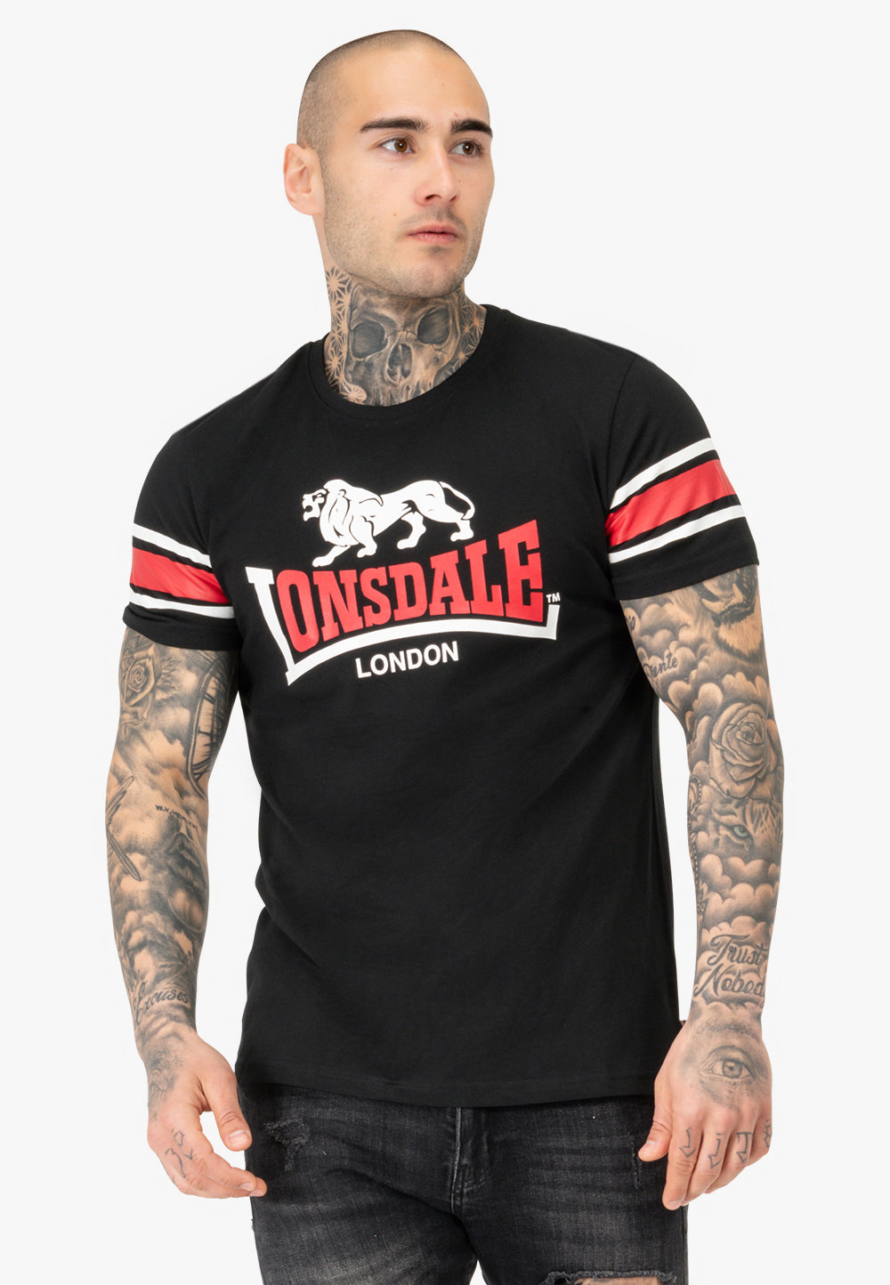 Schwarzes Lonsdale T-Shirt mit Logo-Druck auf der Brust und kontrastierenden Streifen an den Ärmeln.