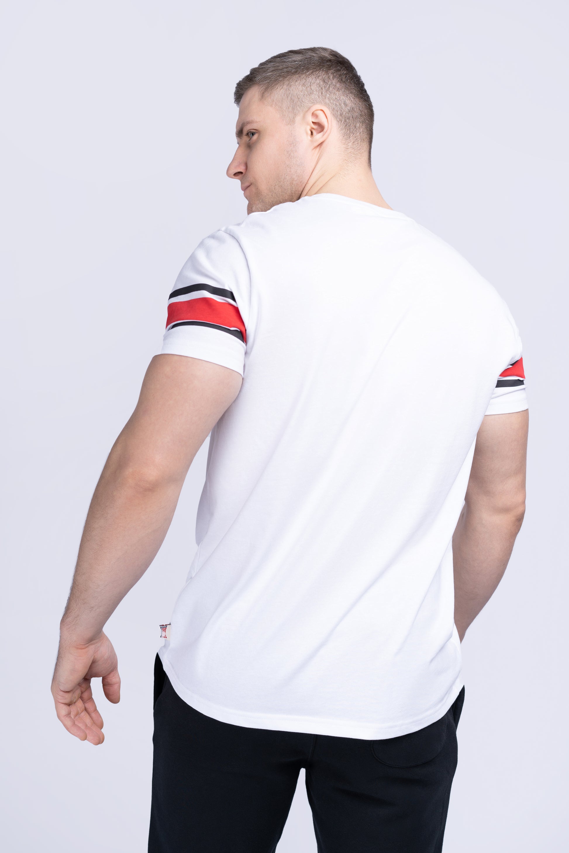 Weisses Lonsdale T-Shirt mit Logo-Druck auf der Brust und kontrastierenden Streifen an den Ärmeln.