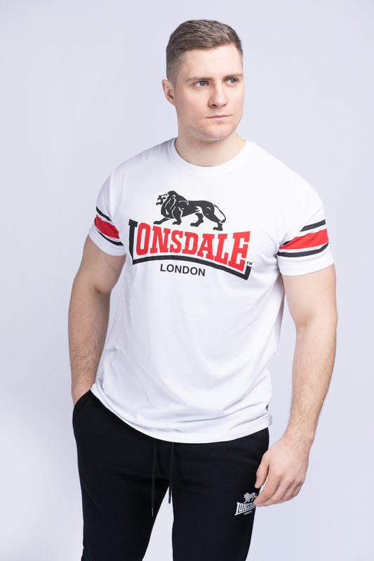 Weisses Lonsdale T-Shirt mit Logo-Druck auf der Brust und kontrastierenden Streifen an den Ärmeln.