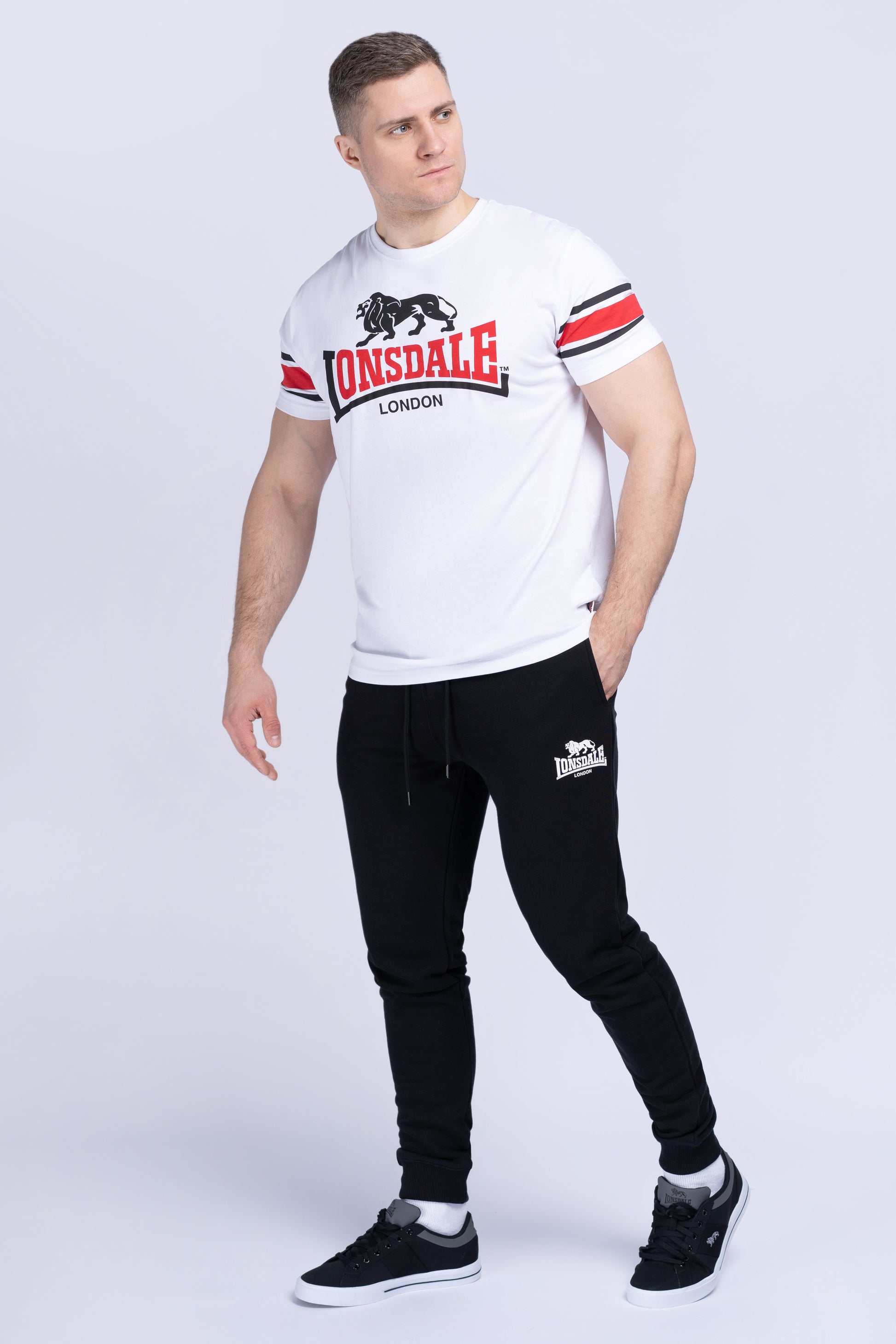 Weisses Lonsdale T-Shirt mit Logo-Druck auf der Brust und kontrastierenden Streifen an den Ärmeln.