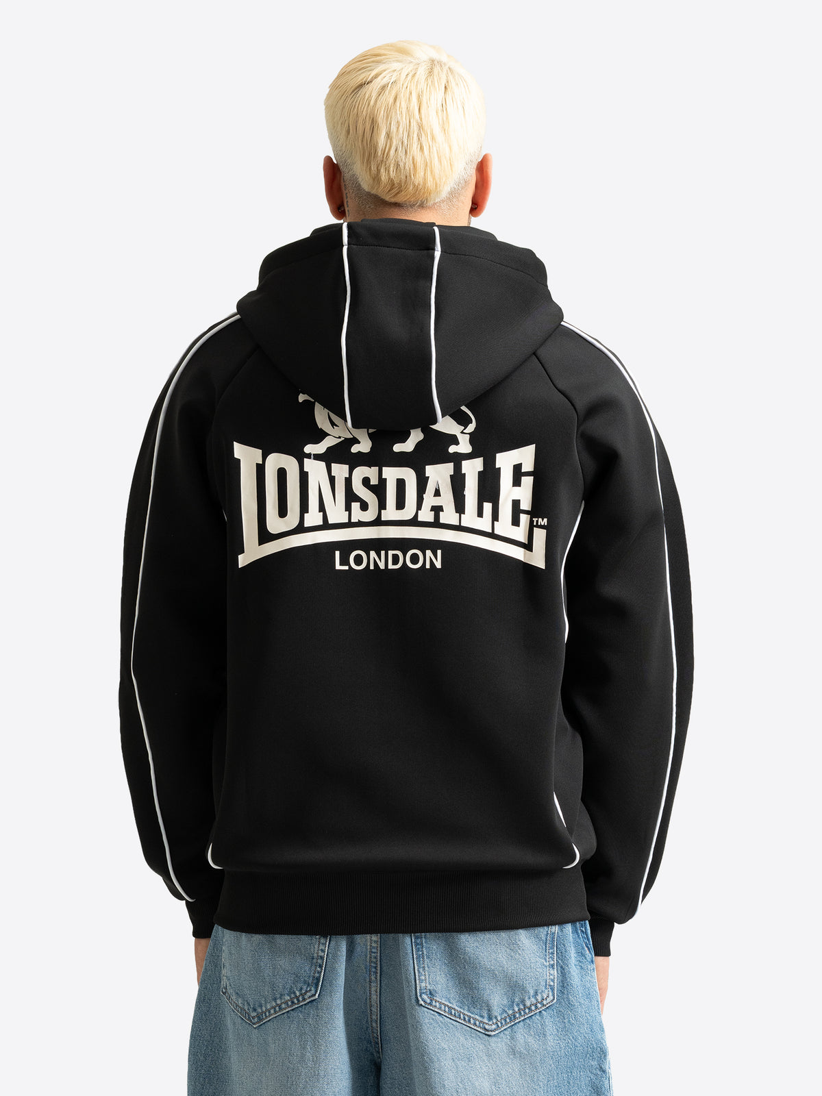 Rückansicht der schwarzen Lonsdale Herren-Kapuzenjacke mit grossem weissem Logo-Print. 