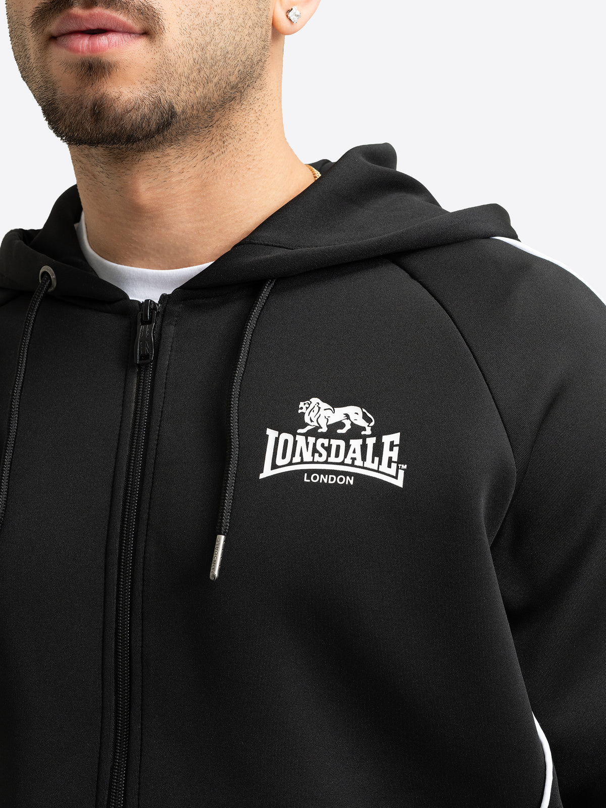 Schwarze Lonsdale Herren-Trainingsjacke mit Reissverschluss, Kapuze und weissem Logo.