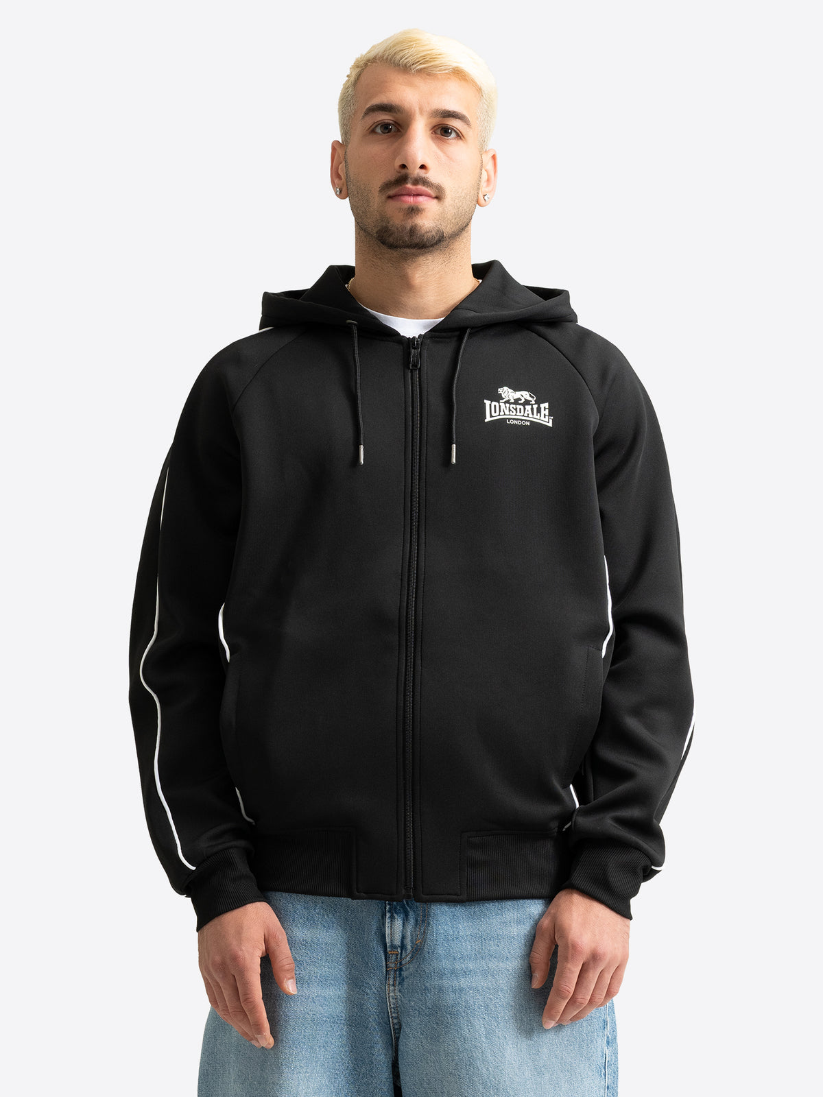 Schwarze Lonsdale Herren-Trainingsjacke mit Reissverschluss, Kapuze und weissem Logo.