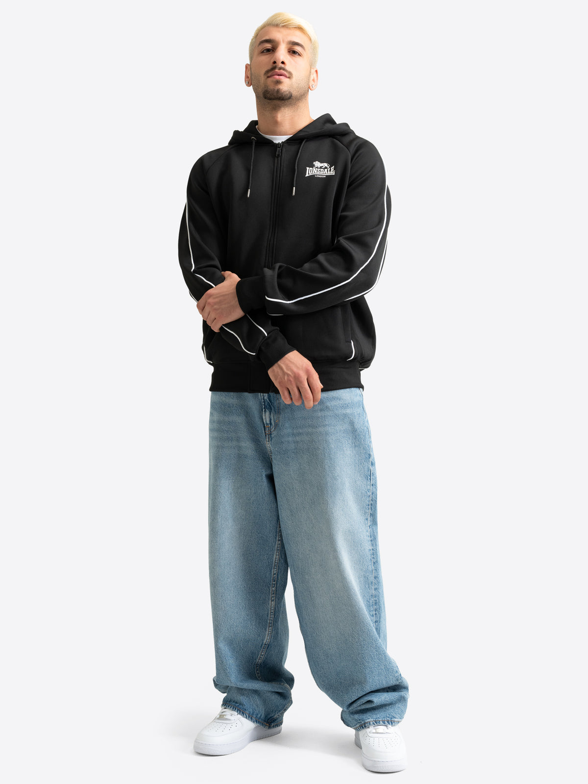 Schwarze Lonsdale Herren-Trainingsjacke mit Reissverschluss, Kapuze und weissem Logo.