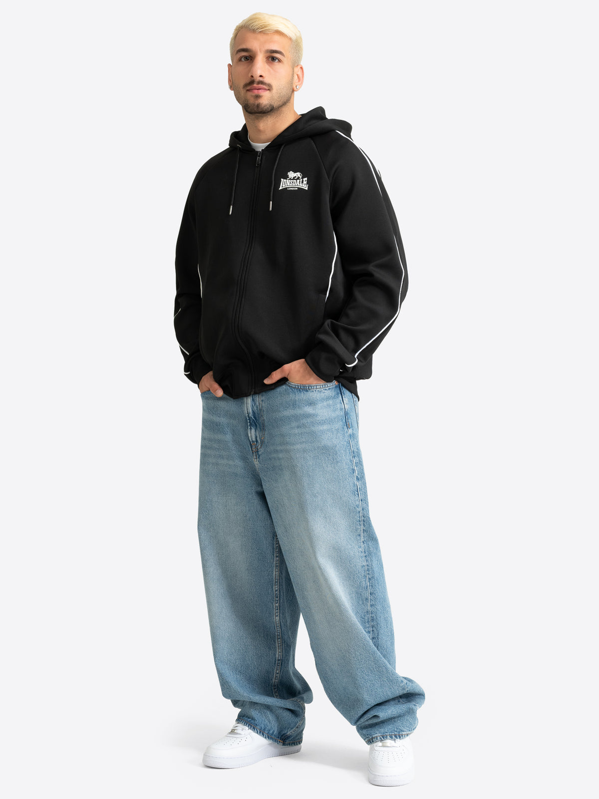 Schwarze Lonsdale Herren-Trainingsjacke mit Reissverschluss, Kapuze und weissem Logo.