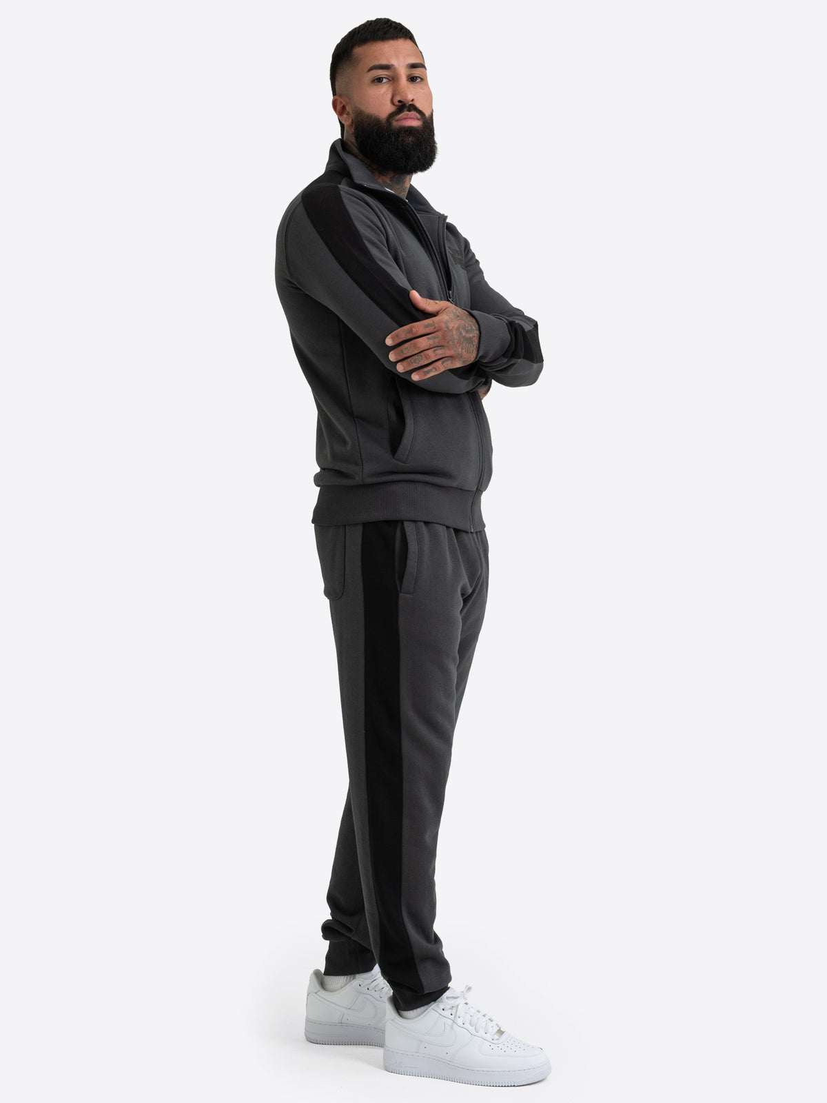 Anthrazitfarbener Lonsdale Herren-Trainingsanzug mit Reissverschlussjacke und Jogginghose.
