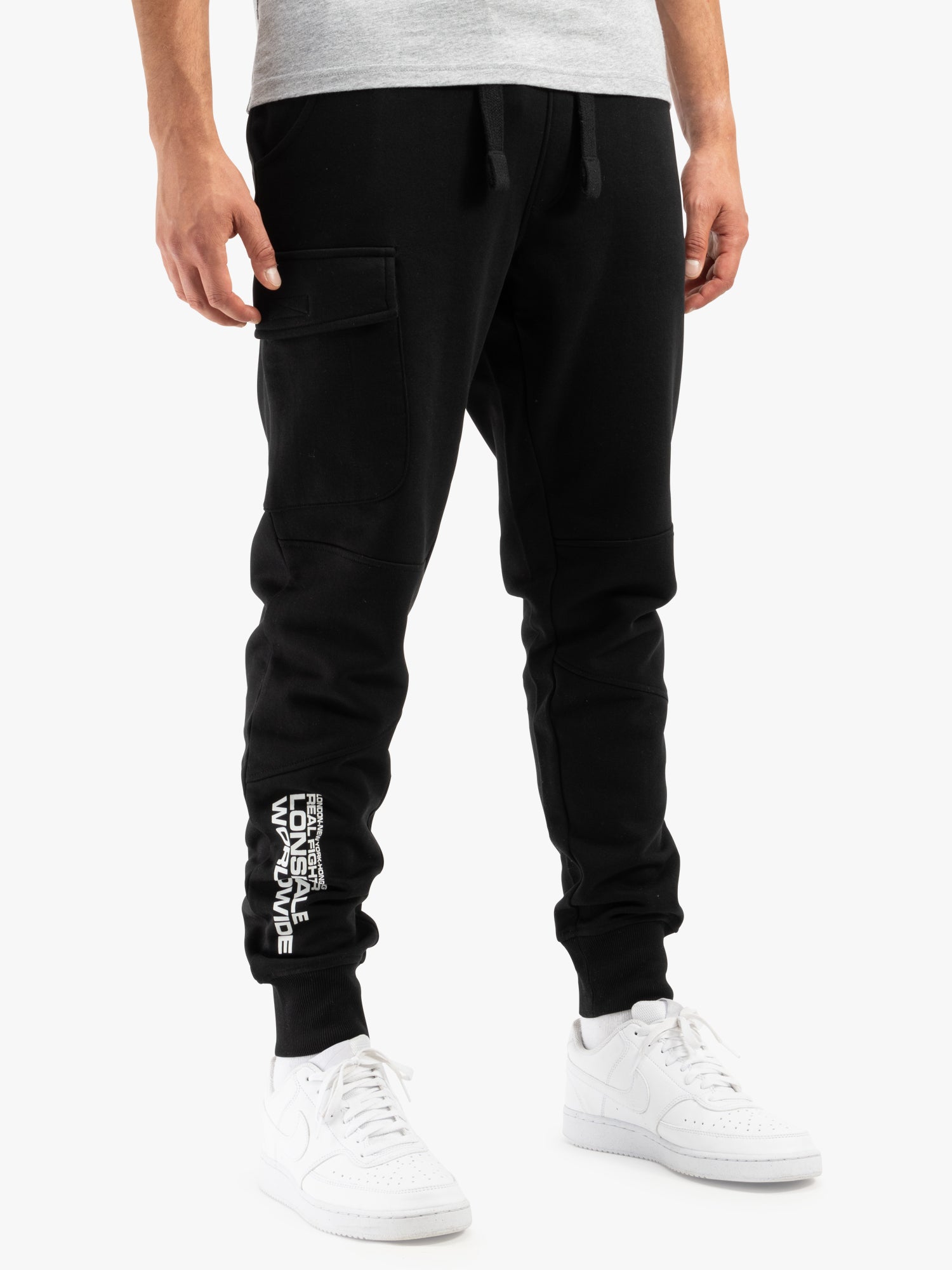 Lonsdale Jogginghose mit Teilungsnähten, mehreren Taschen und Logo-Print in sportlichem Design