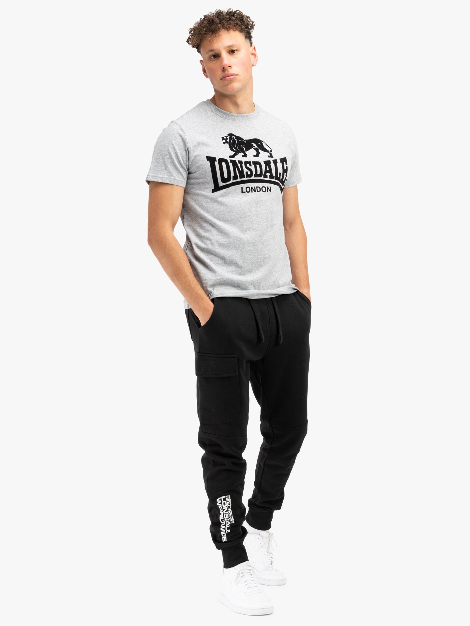 Lonsdale Jogginghose mit Teilungsnähten, mehreren Taschen und Logo-Print in sportlichem Design