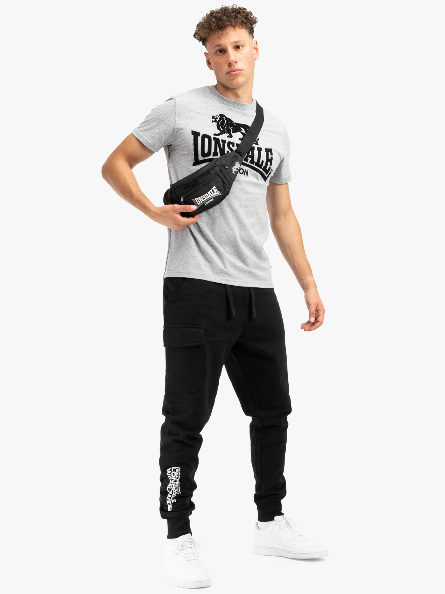 Lonsdale Jogginghose mit Teilungsnähten, mehreren Taschen und Logo-Print in sportlichem Design