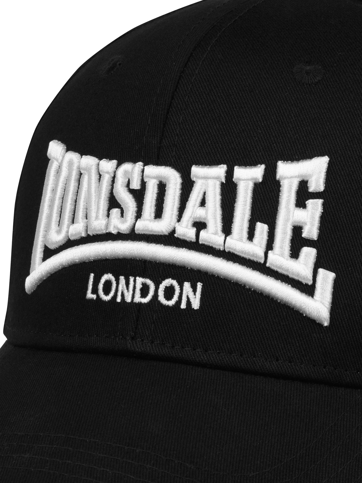Schwarze Lonsdale Kappe aus Baumwolle mit weisser Logo-Stickerei vorne. Grössenverstellbare Cap.