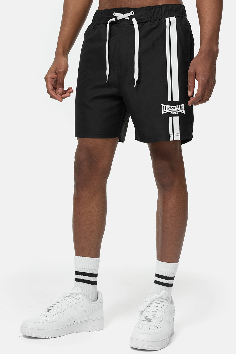 Schwarze Lonsdale Herren Beachshorts normale Passform mit Streifen und Logo am linken Bein