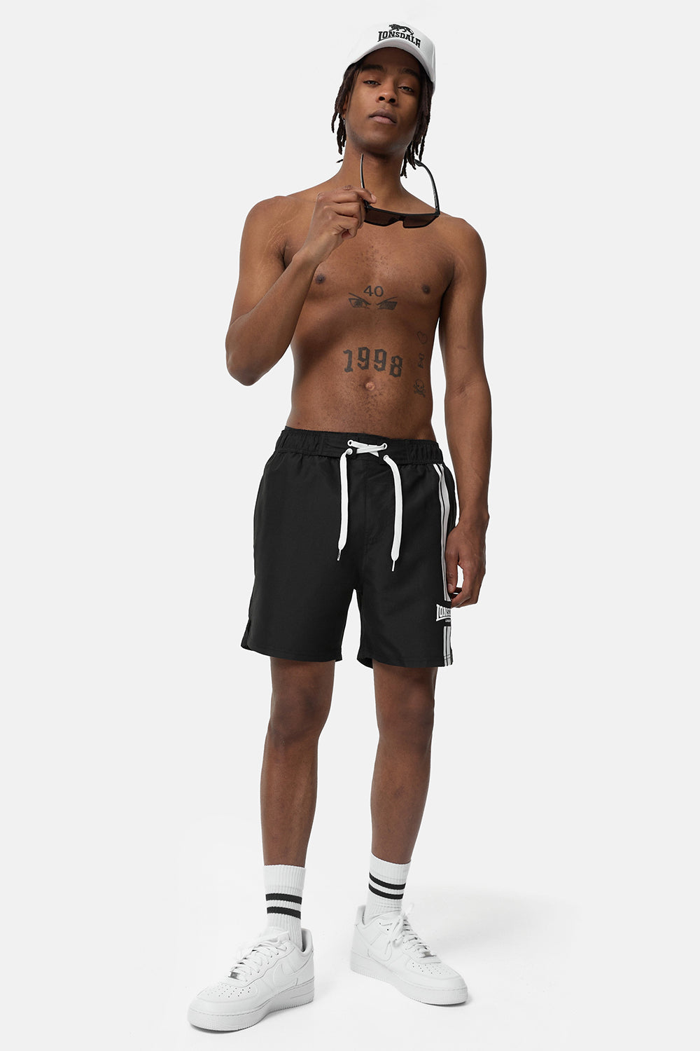 Schwarze Lonsdale Herren Beachshorts normale Passform mit Streifen und Logo am linken Bein
